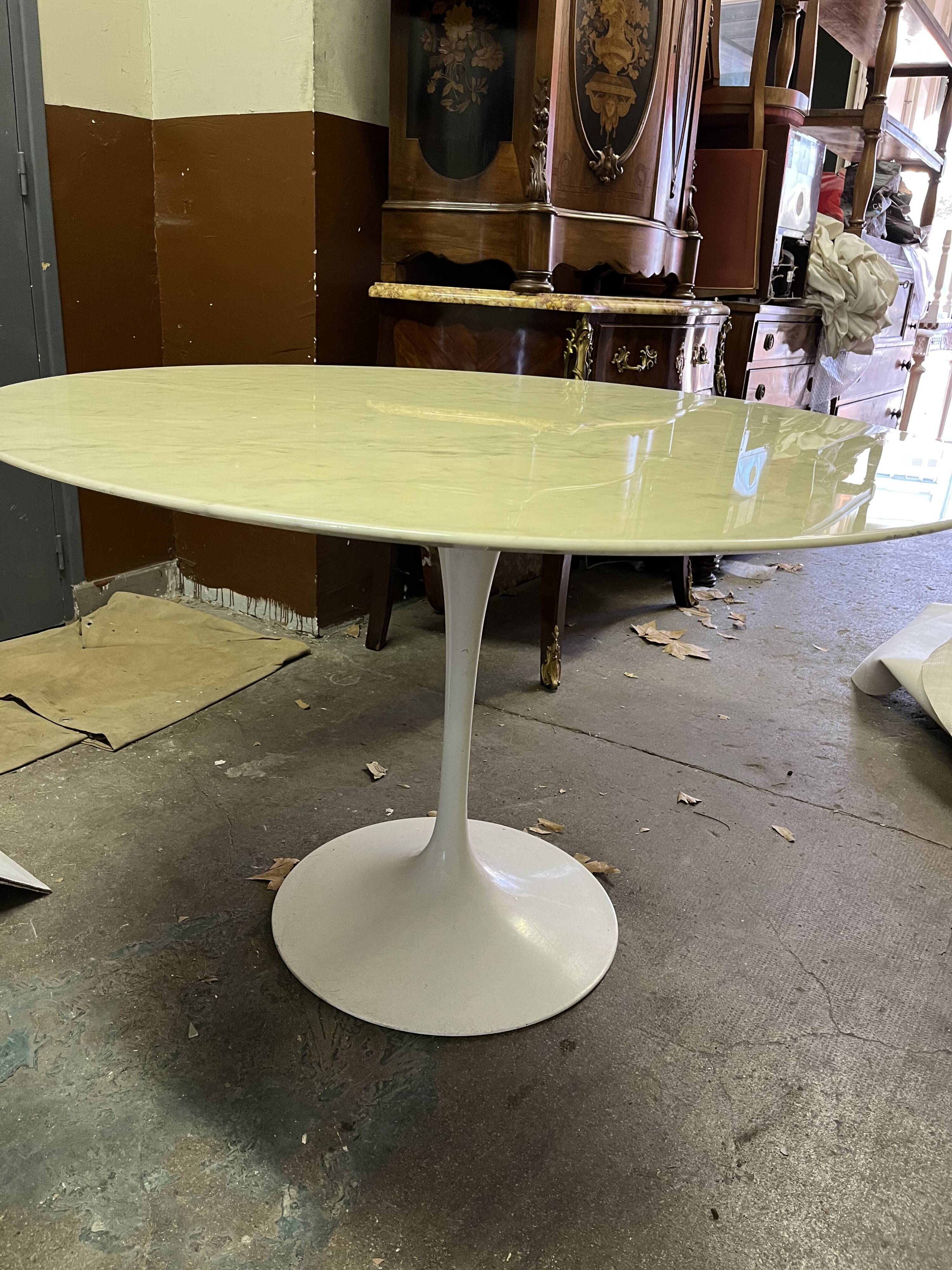 Marble round table by Ereo Saarinen , Knoll edition