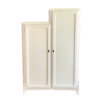 Asymmetrical cabinet