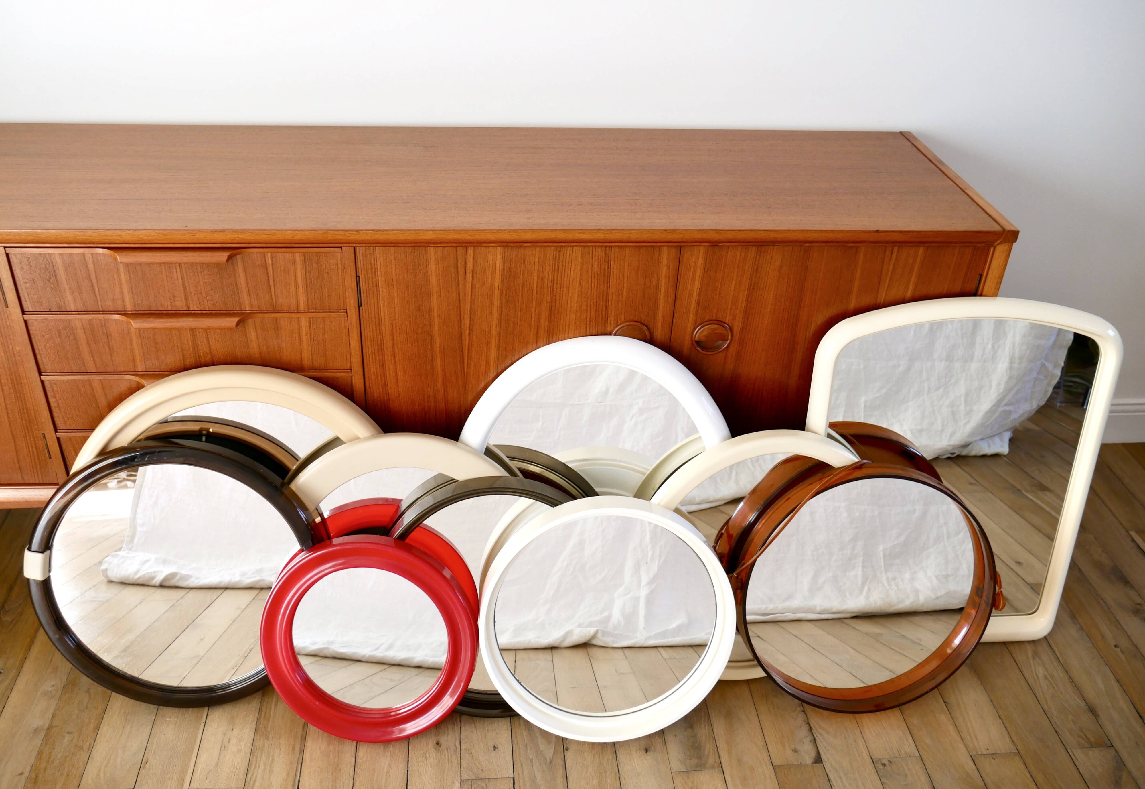 Large white mirror in ecru white plastic, 1970s design