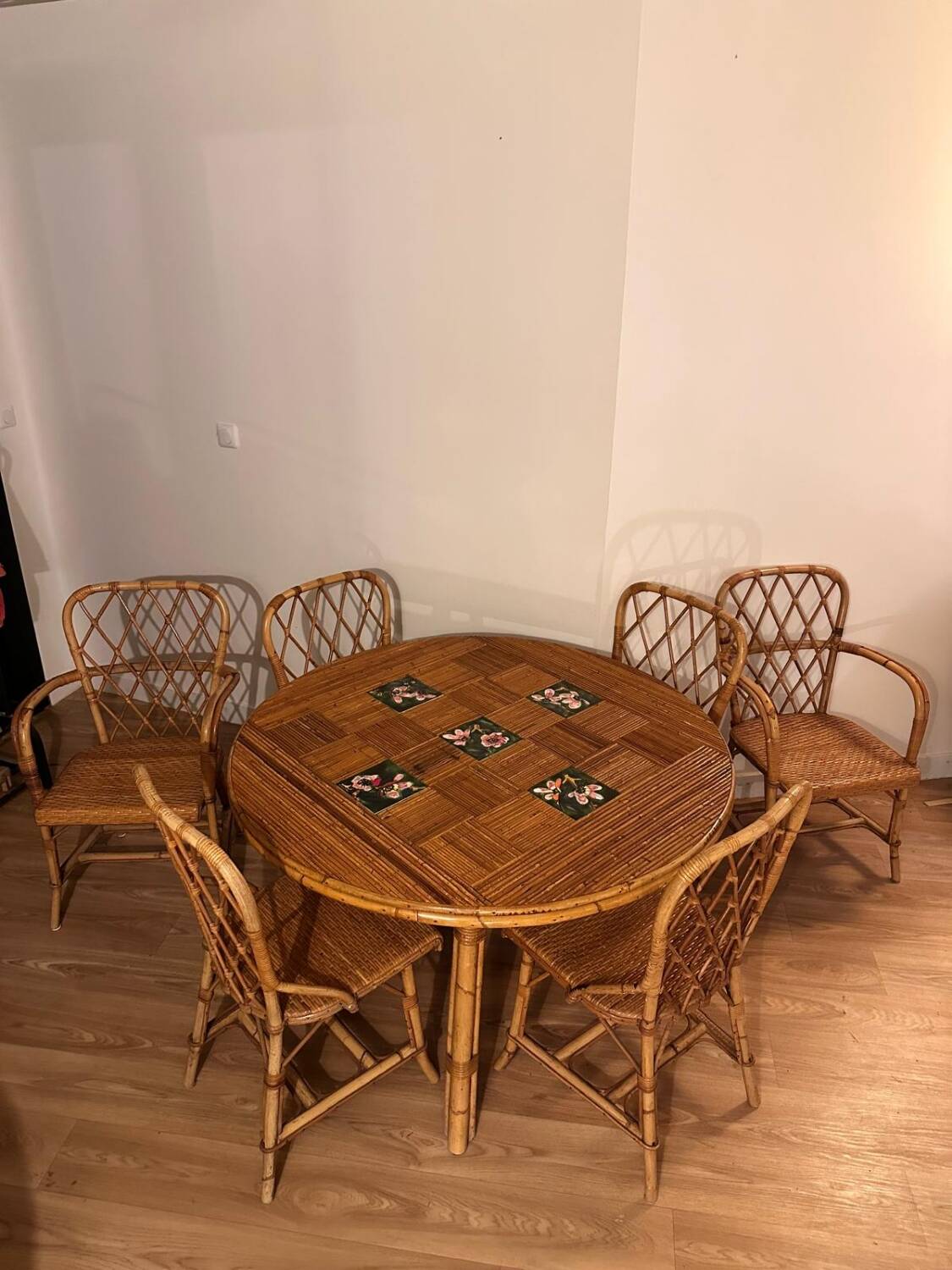 Round dining table Audoux Minet with 4 chairs and 2 armchairs.