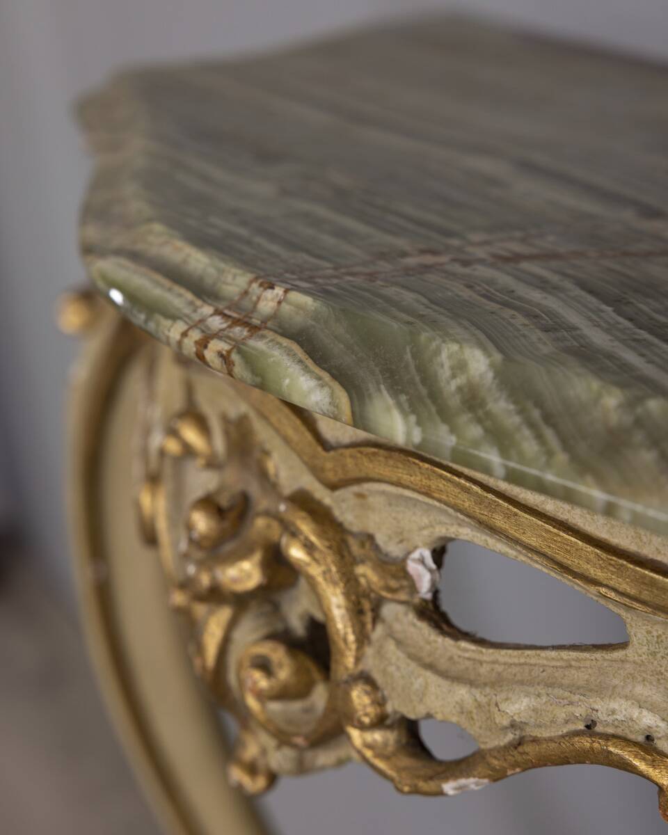 EARLY 20TH CENTURY BAROQUE-STYLE GOLDEN WOOD AND ONYX WALL CONSOLE TABLE