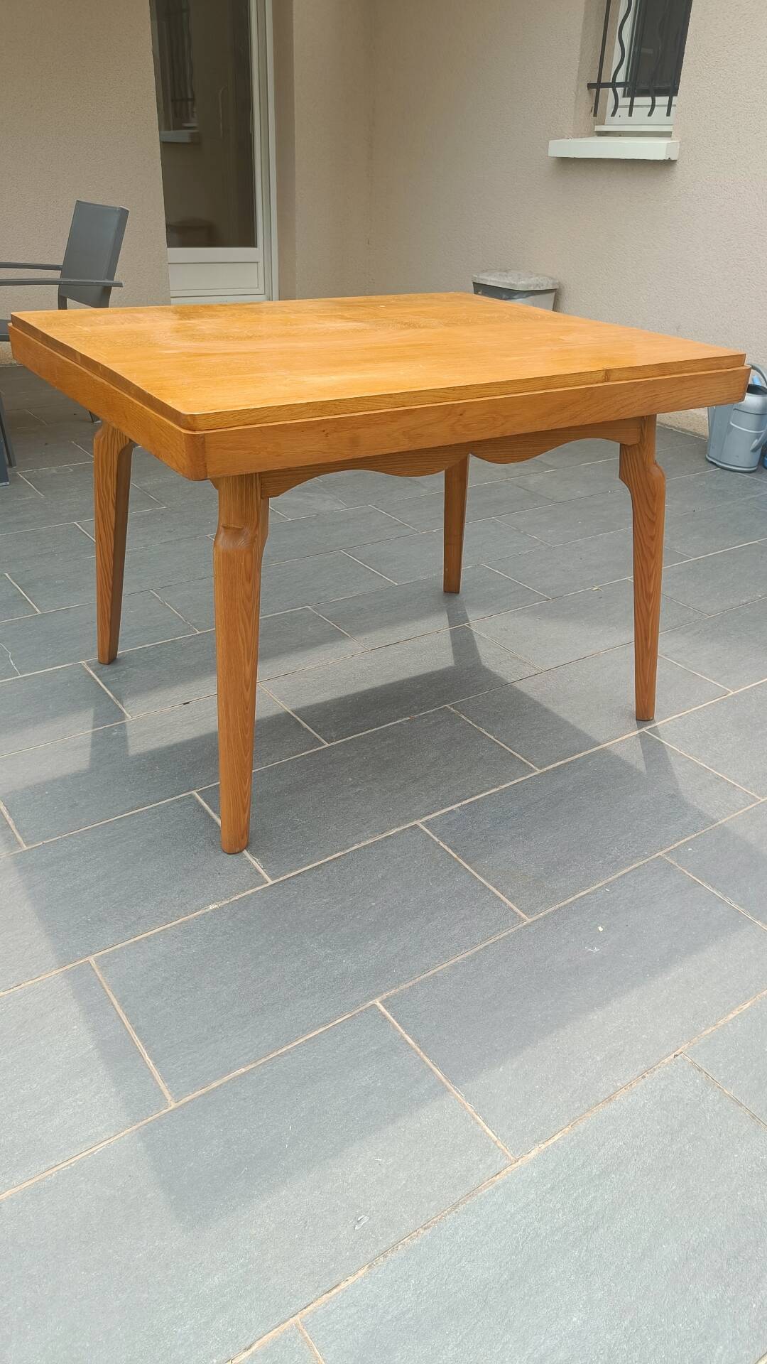 Table scandinave en chêne – 110 × 90 cm