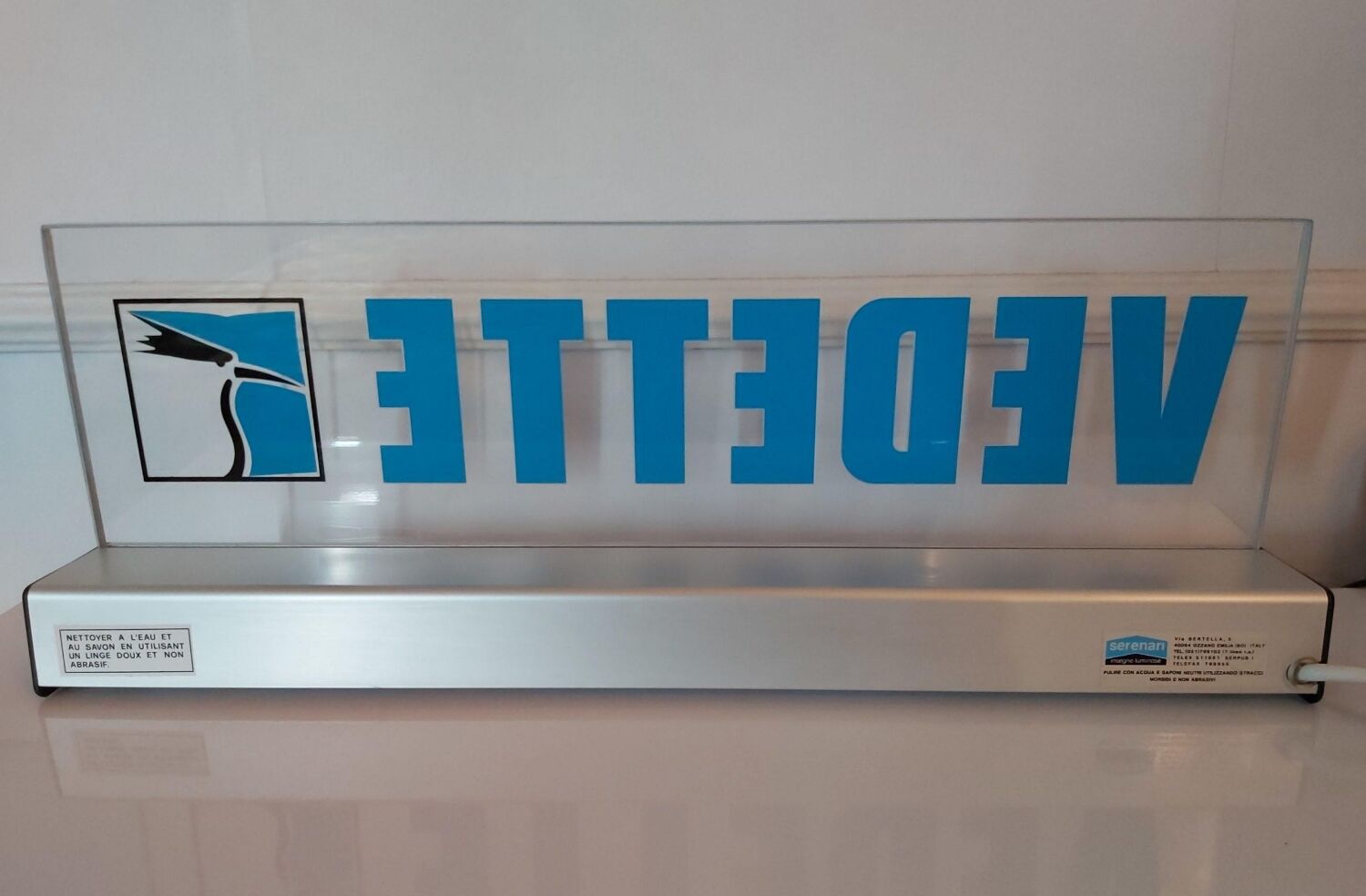 Illuminated advertising sign vedette