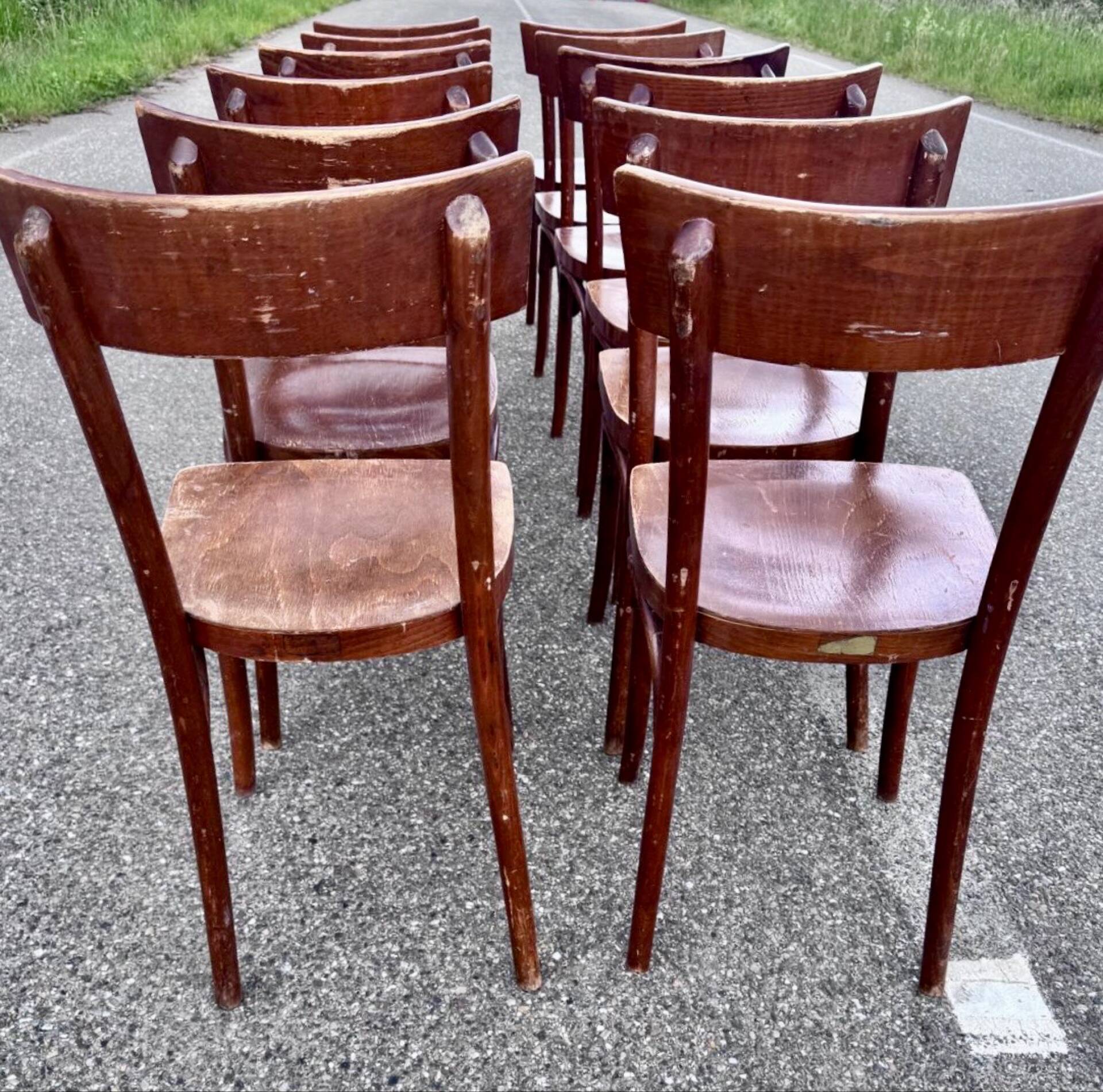 12 chaises bistrot anciennes en bois courbé