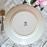 Assiettes à dessert anciennes en terre de ferré accompagnées d'un plat