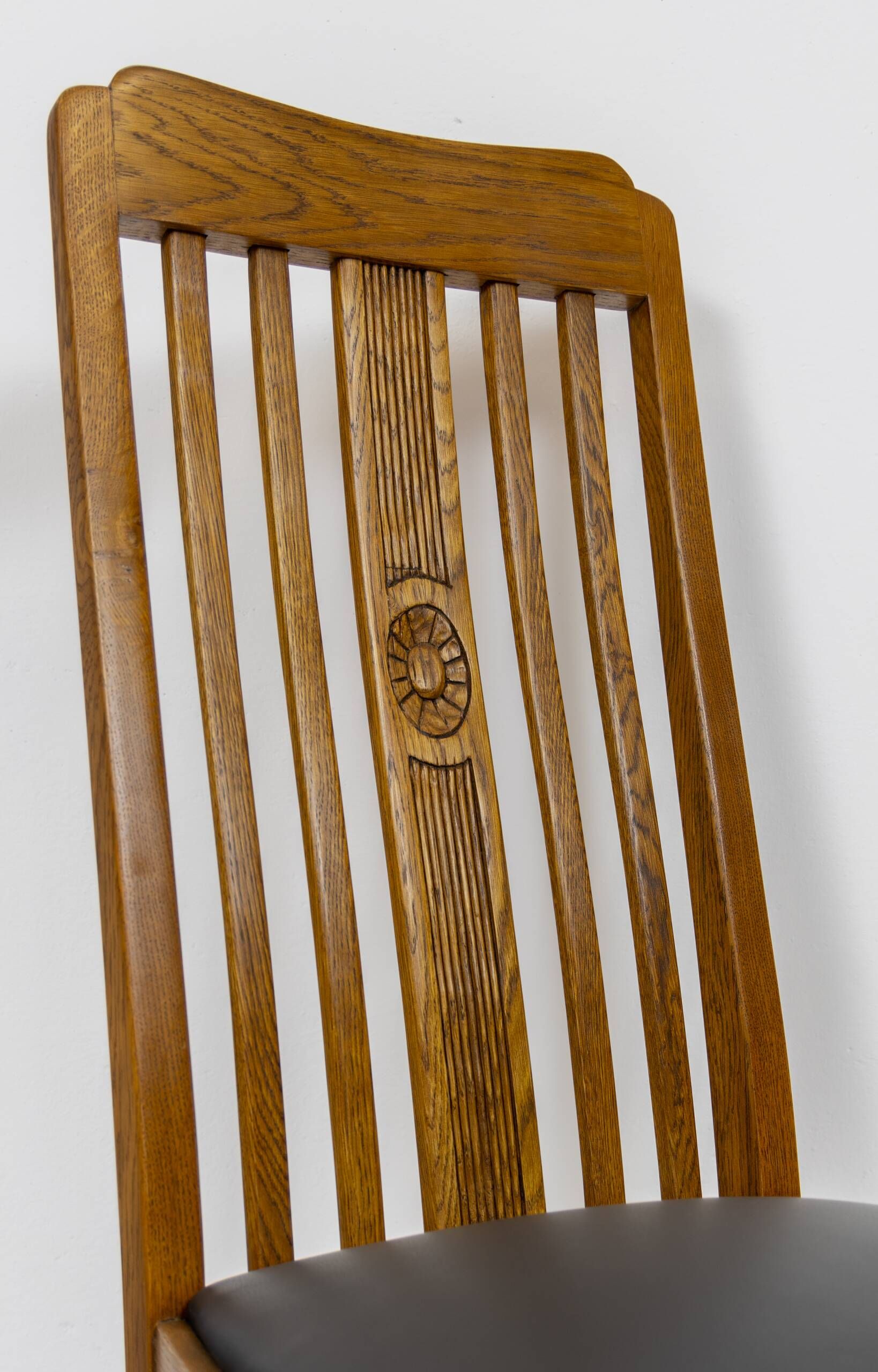 Set of 6 Art Nouveau chairs and armchairs in oak and leather.
