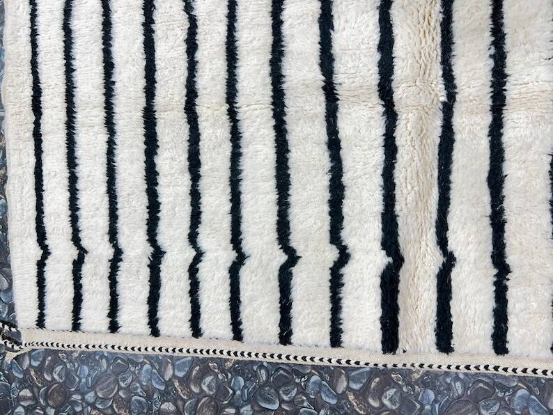 Tapis marocain en laine naturelle écru à motifs géométriques 250cmx150cm