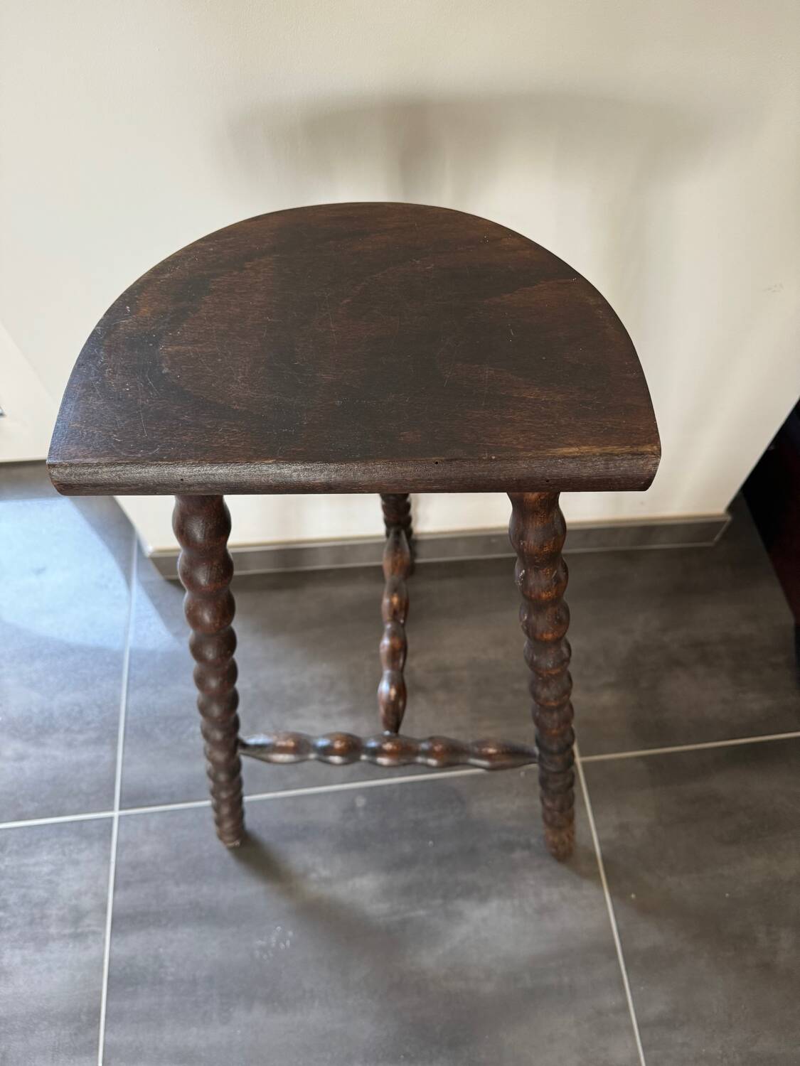 High tripod saddle stool