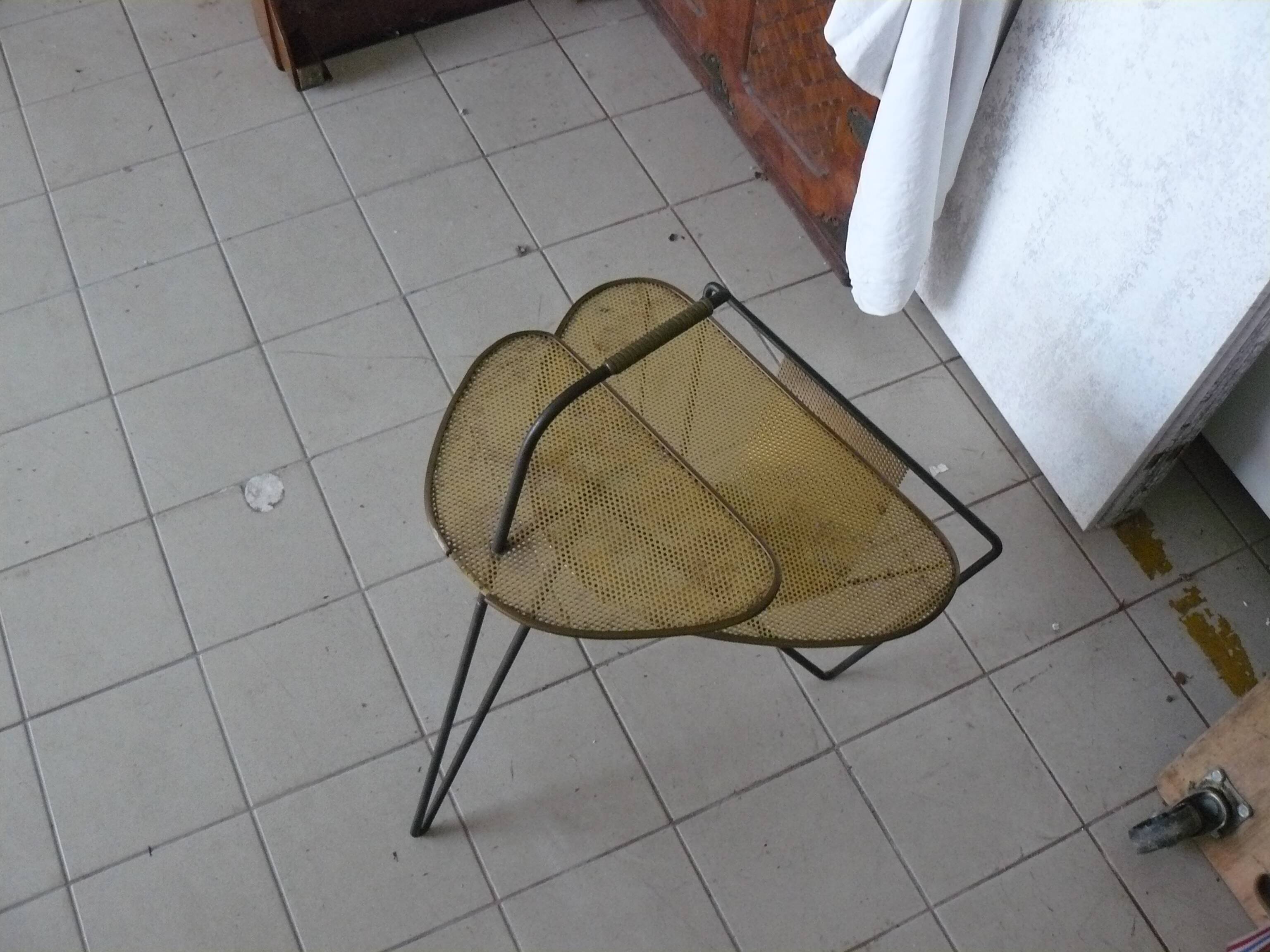 Porte revues tole perforée