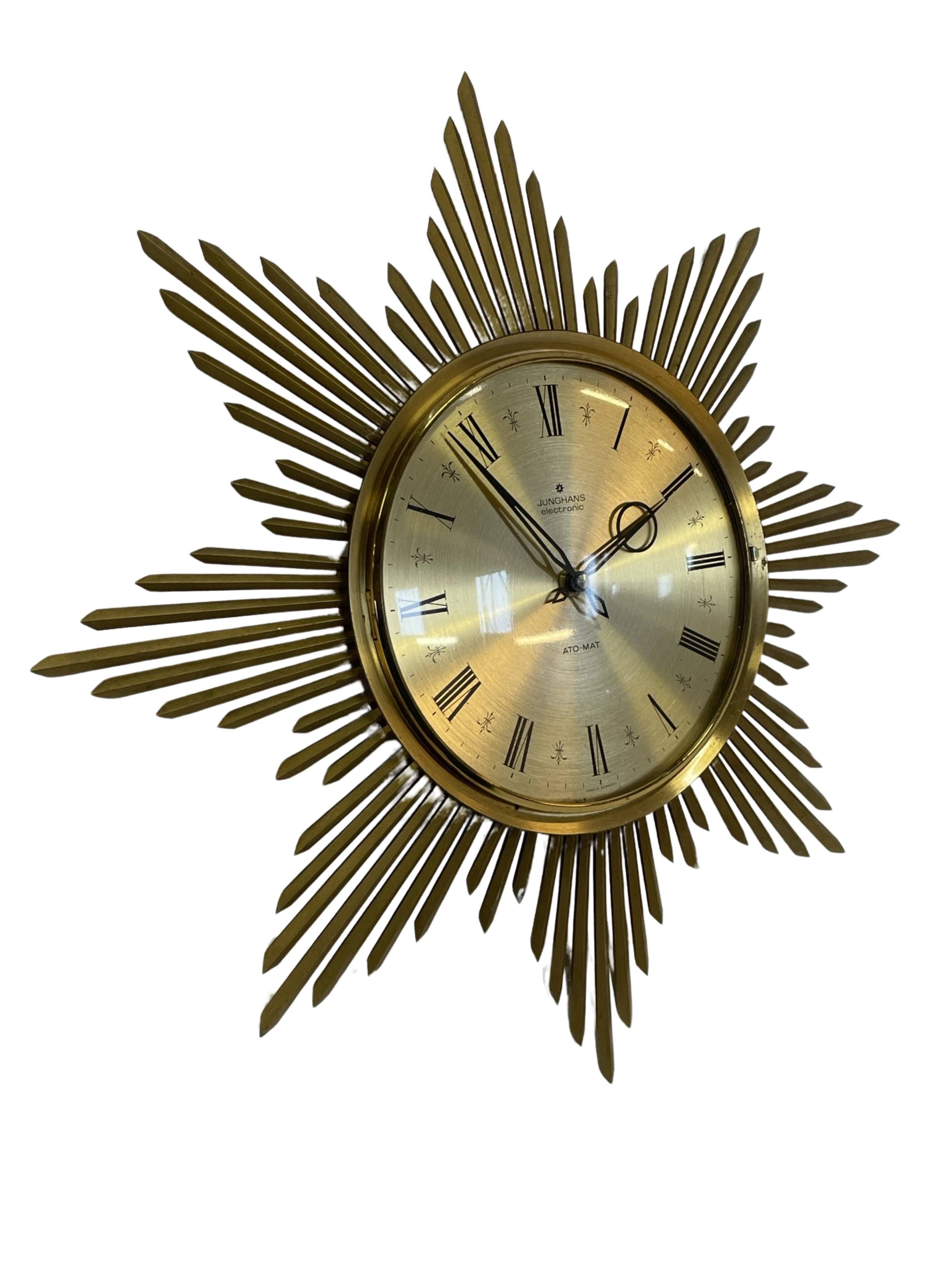 Horloge vintage sunburst de couleur dorée, design Junghans des années 1970