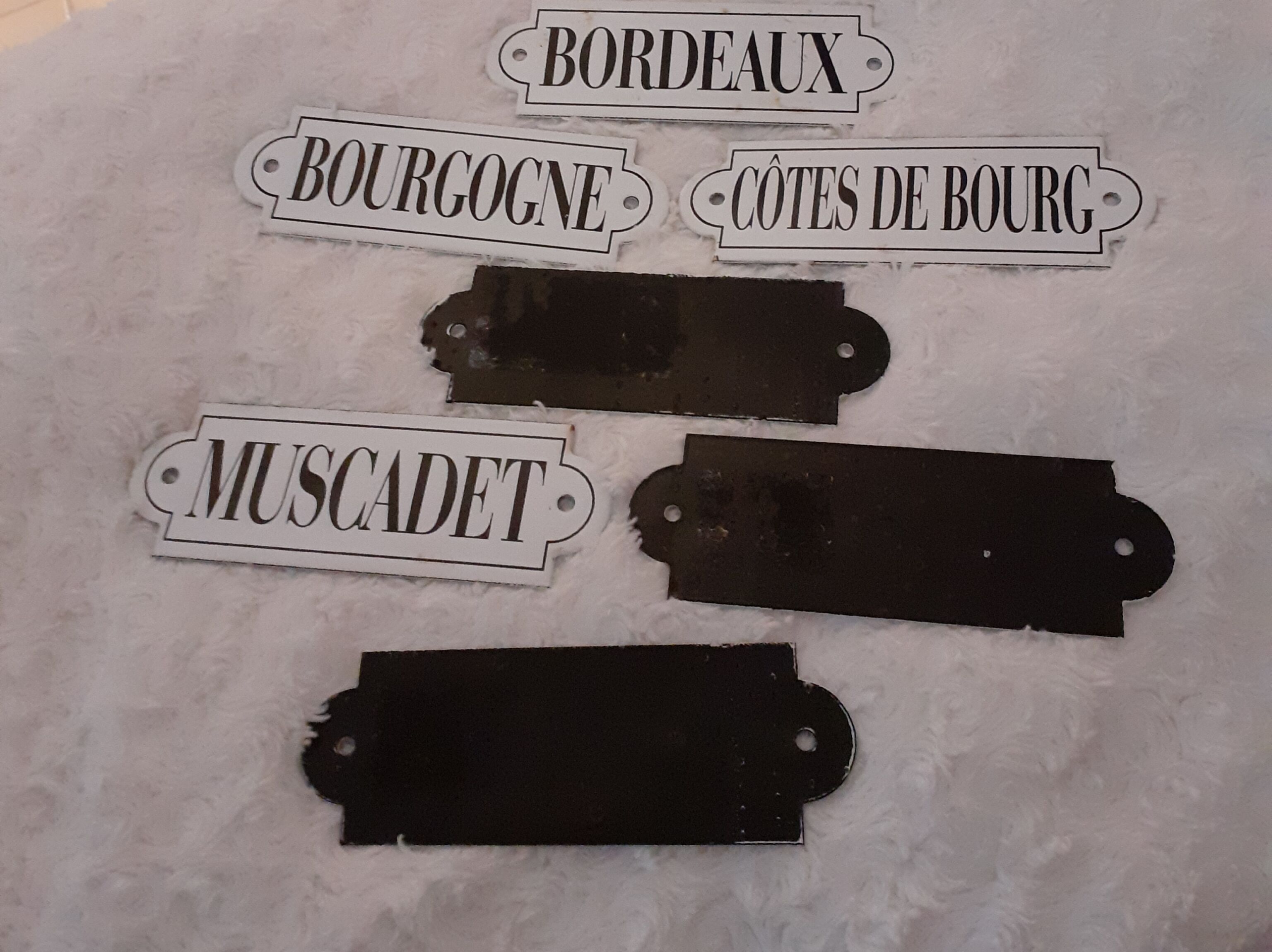 Set enamelled wine plates
