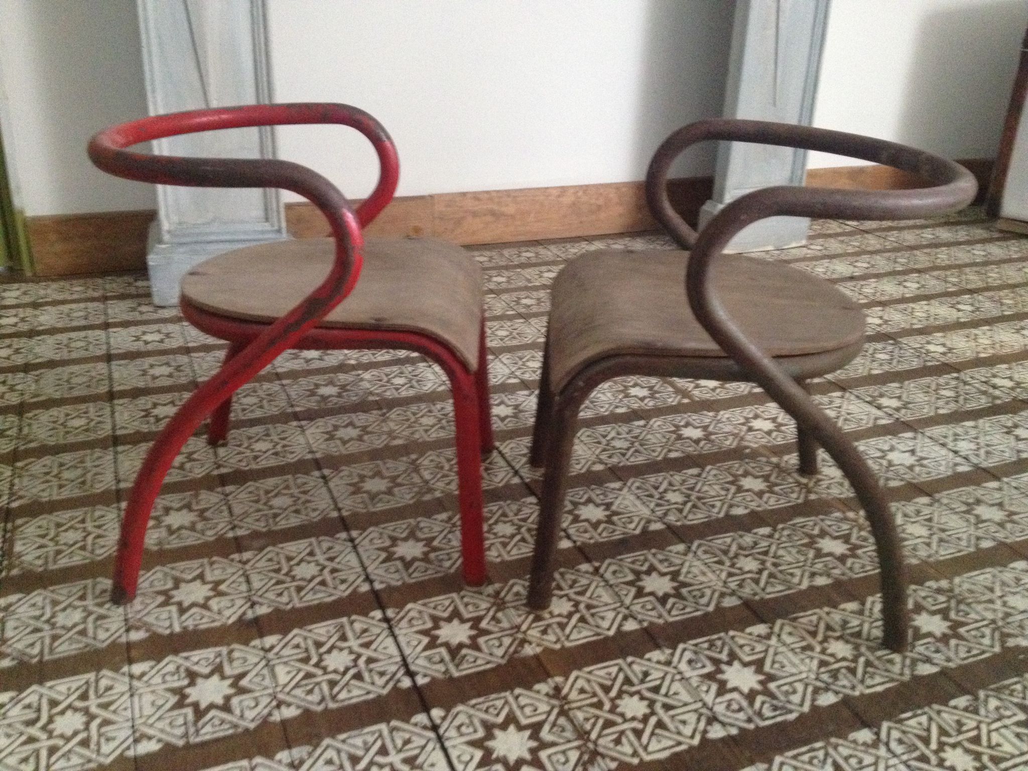 Paire de fauteuils d'écolier par Jacques Hitier en métal et bois, années 50