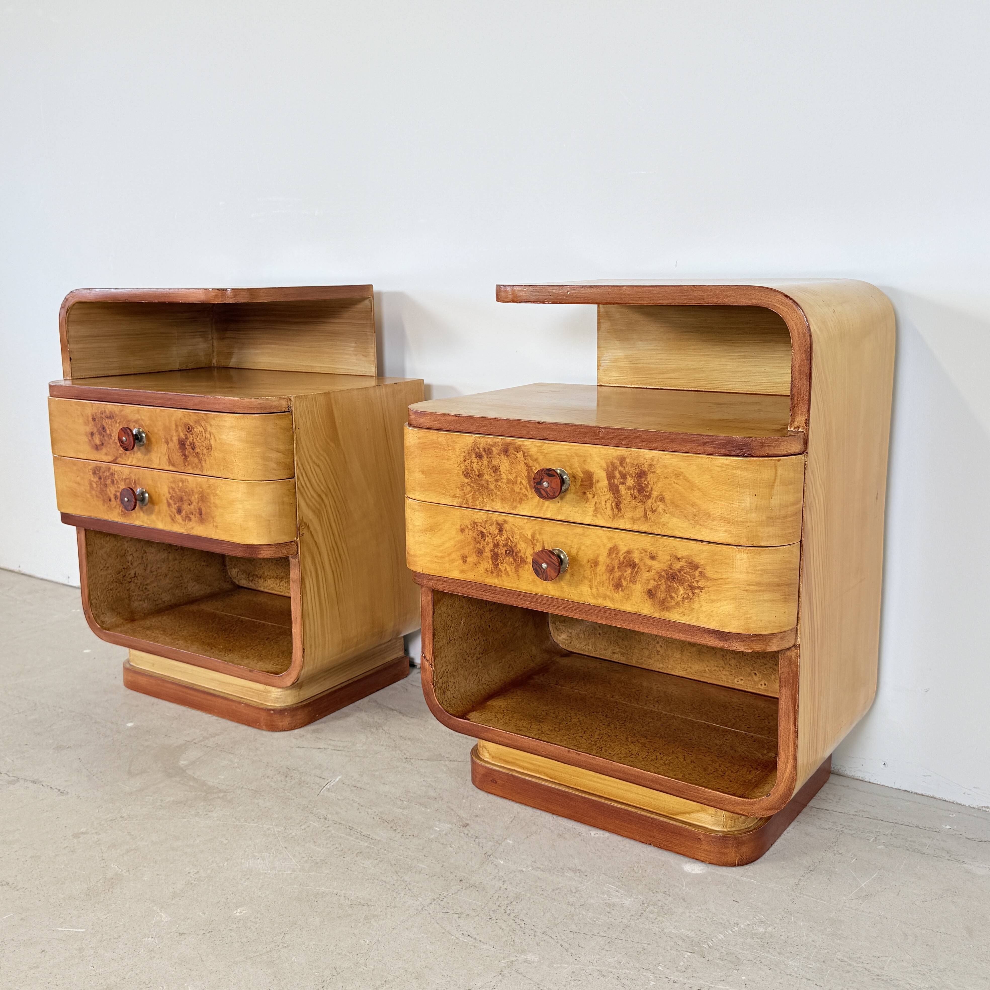 Ensemble de tables de nuit de style Halabala Art Déco avec des poignées en bakélite.