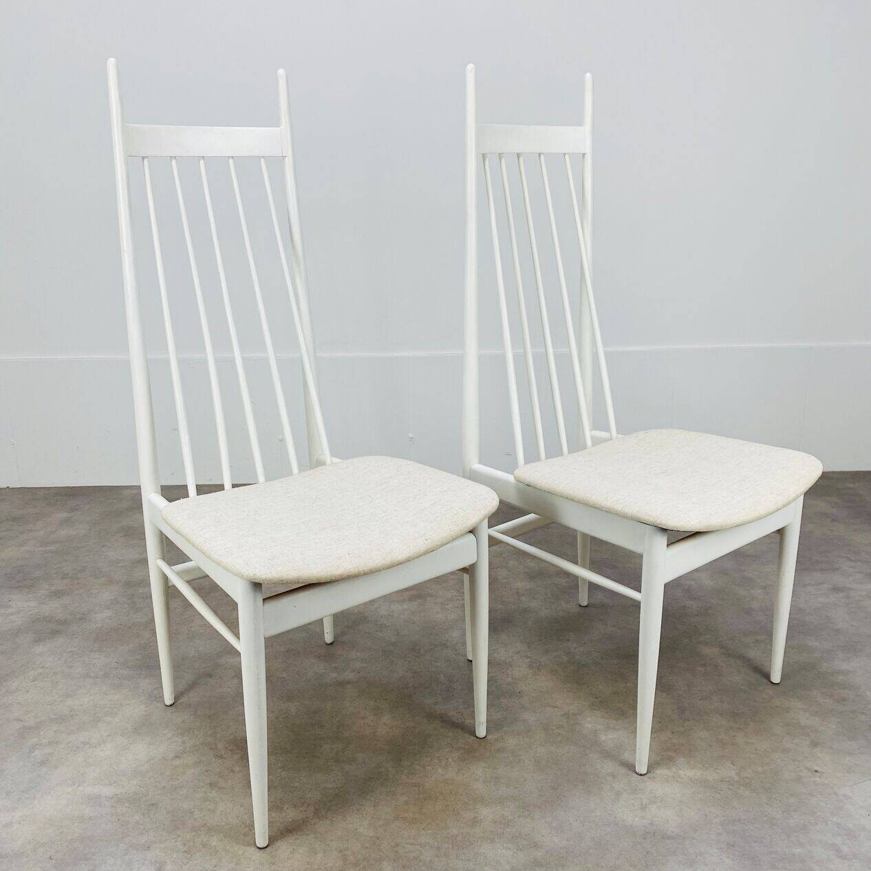 2 Scandinavian slatted chairs, white, from the 1960s.