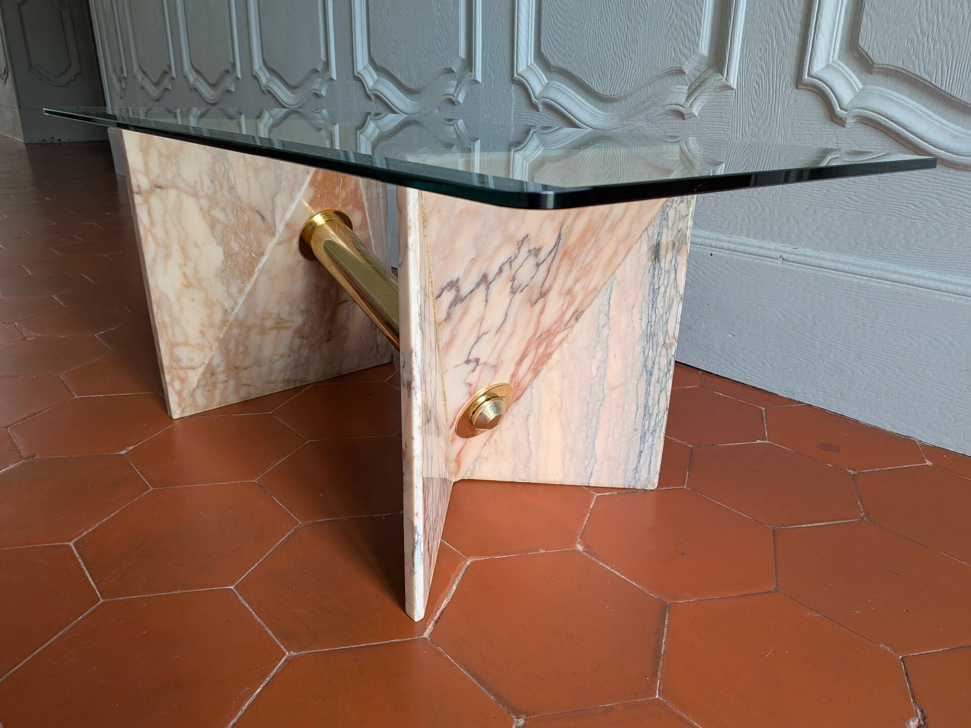 Table basse Ligne Roset des années 80 en marbre rose
