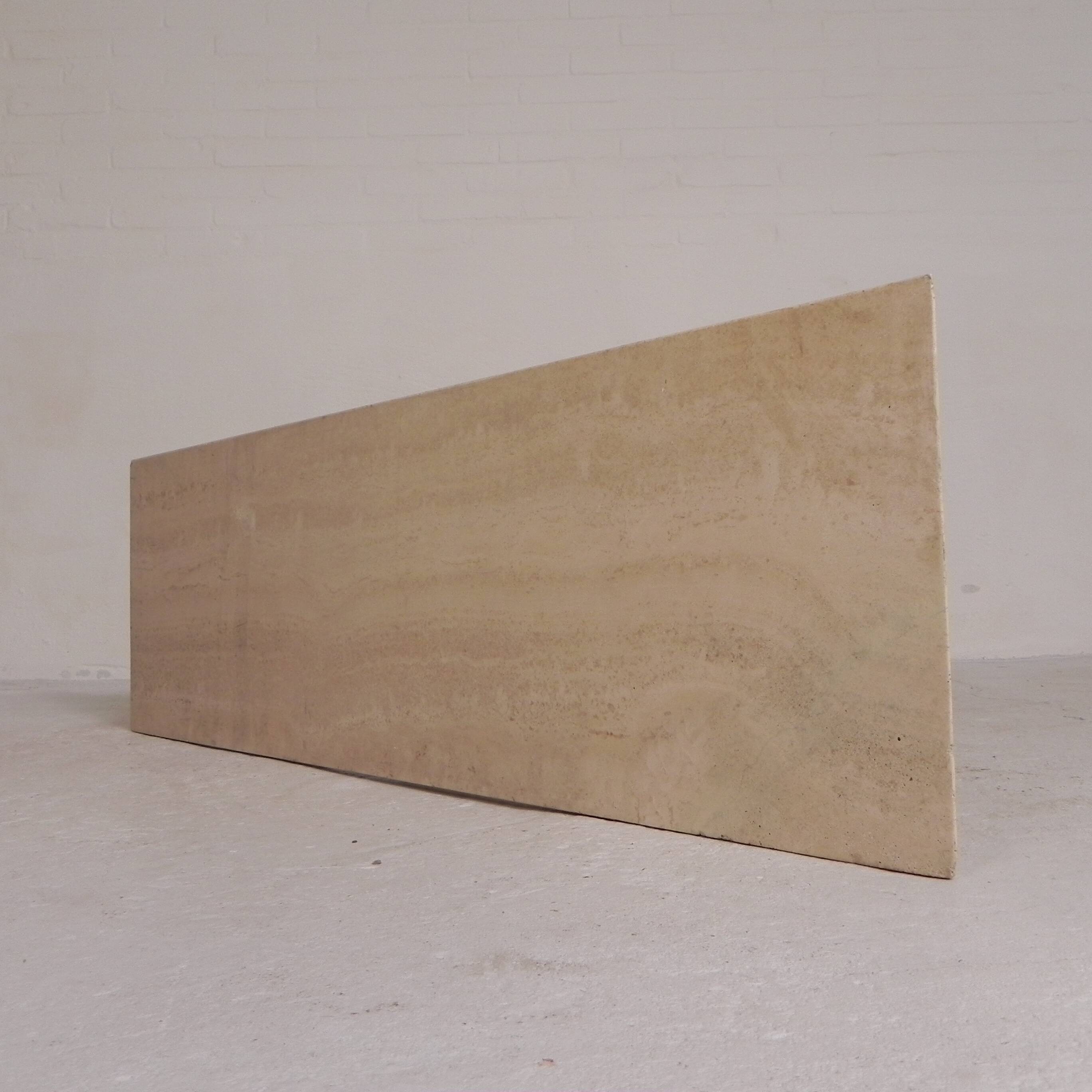 Table basse en travertin Mid-Century avec plateau triangulaire, années 1970
