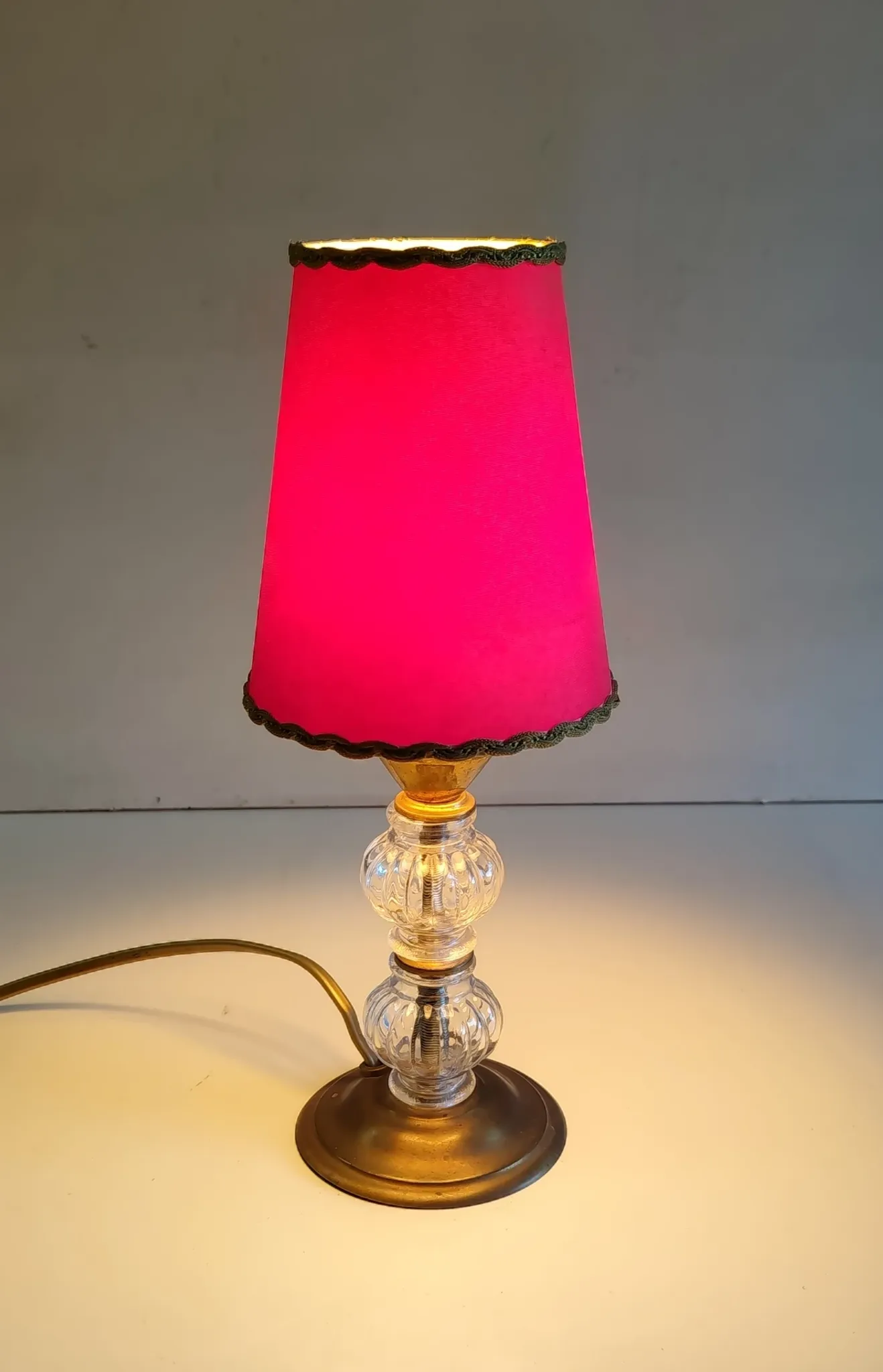 Vintage table lamp in brass and glass - mid 20th century.