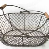 Basket in wire mesh and wood