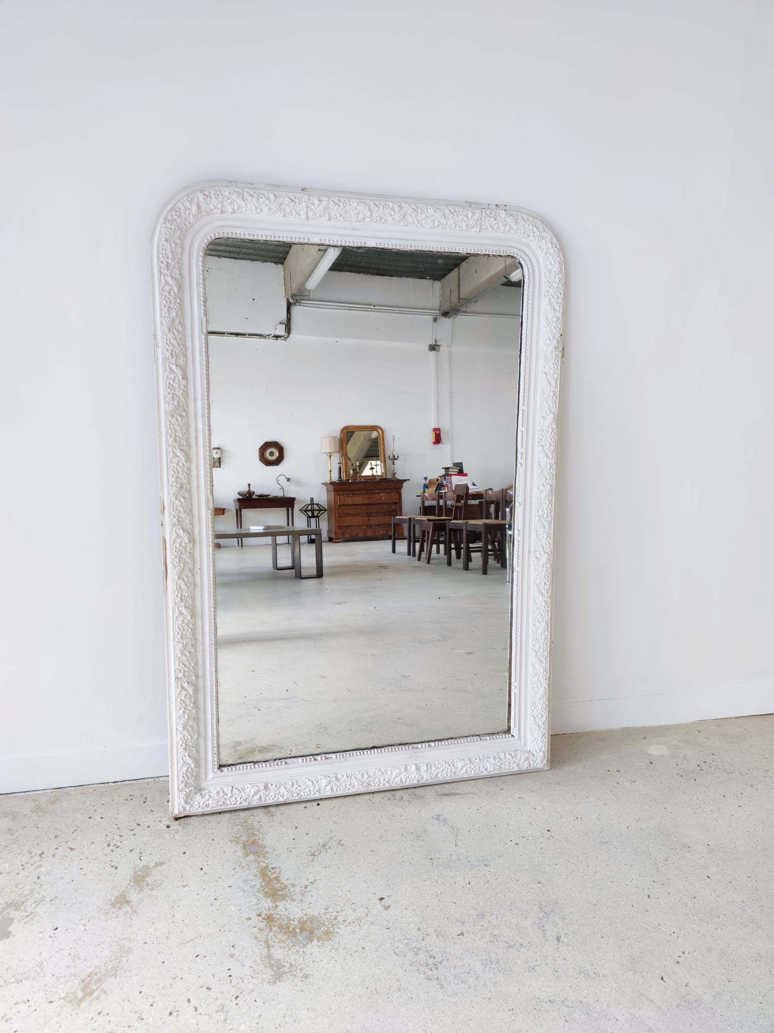 White lacquered wood mirror