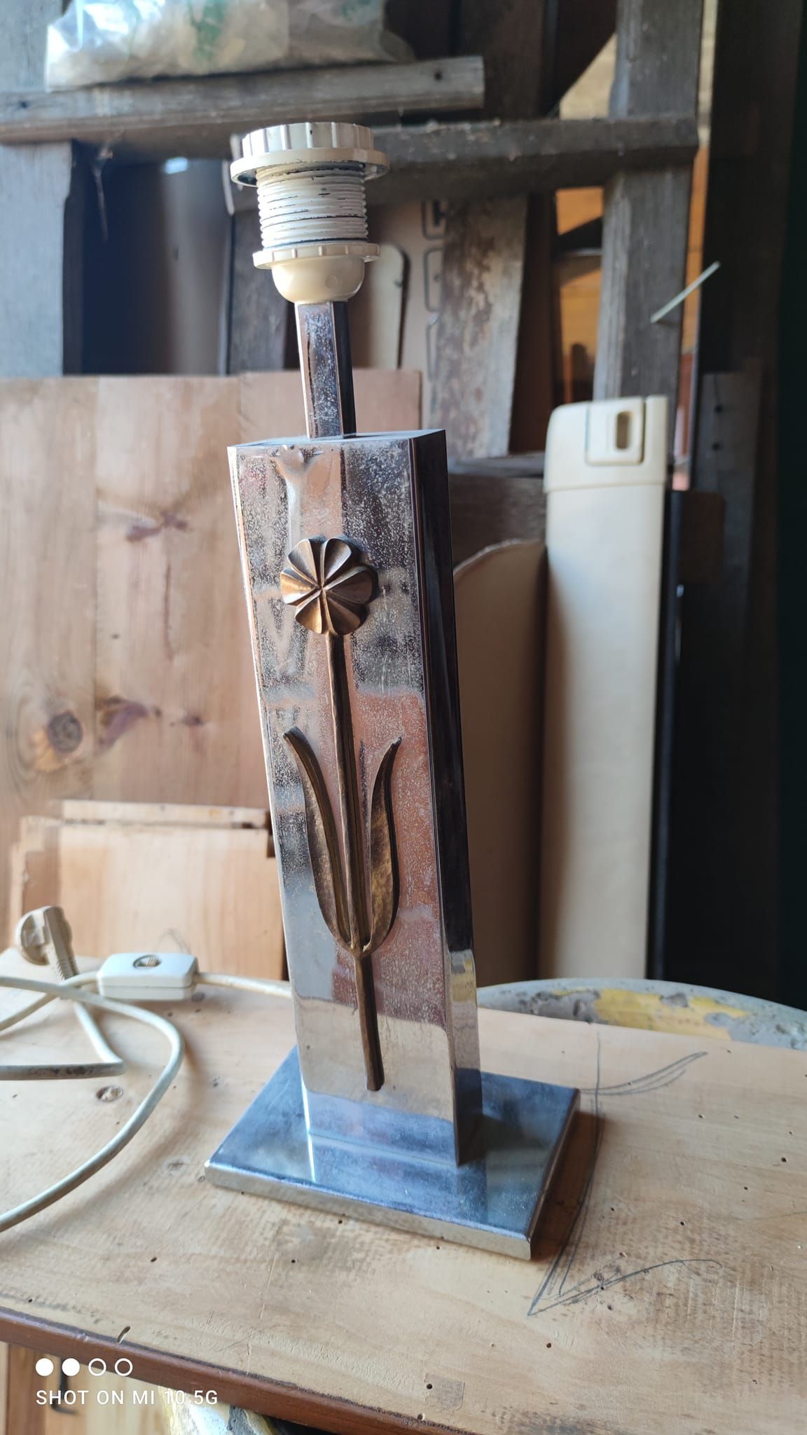 Lampe en métal chromé et bronze vers 1970