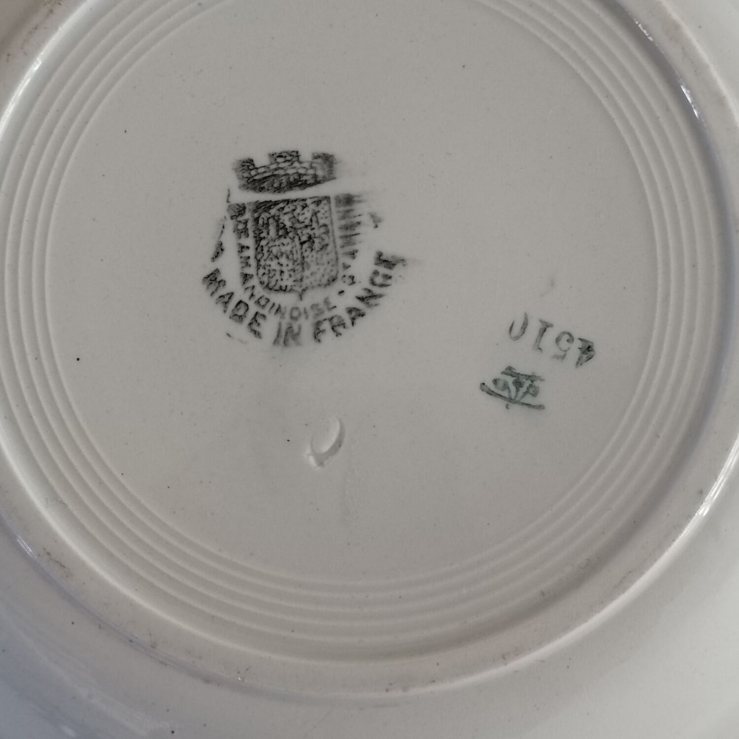 2 flat plates and 1 hollow plate earth of iron