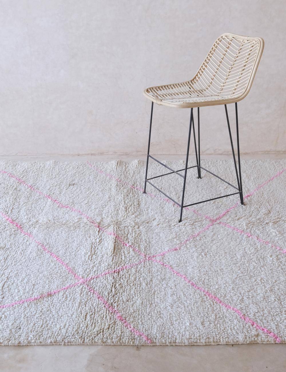 White and Pink Beni Ouarain Rug - 252 x 176 cm