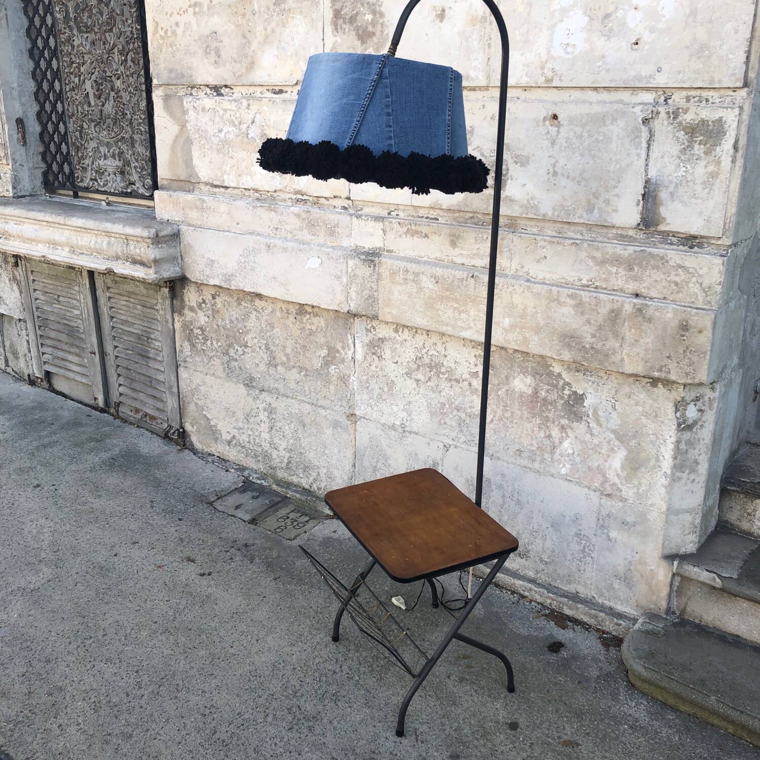 Reading light with scoubidou magazine holder