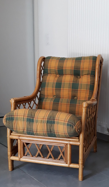 Vintage armchair in bamboo and rattan with a tartan pattern.