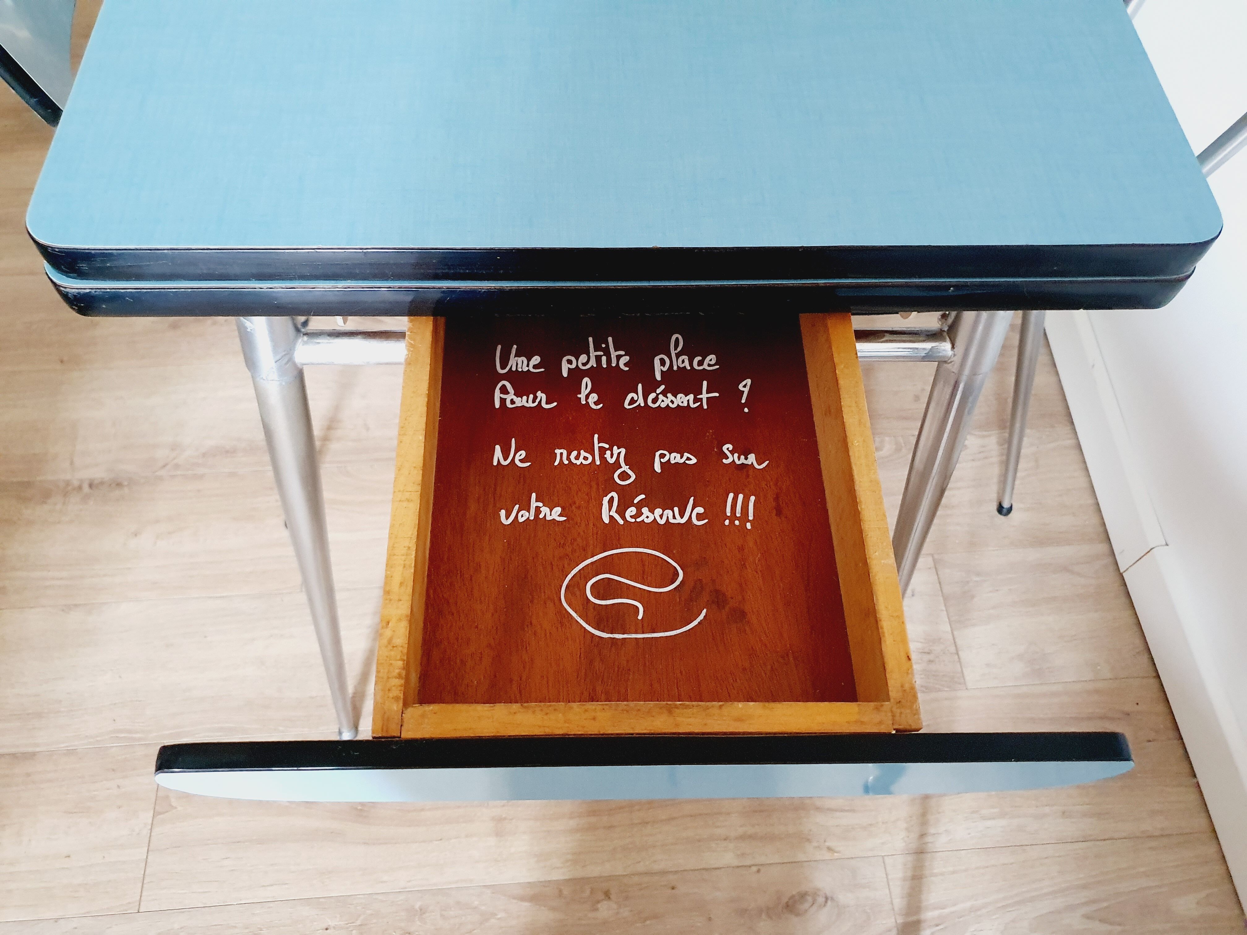 Table et 4 chaises en formica bleu