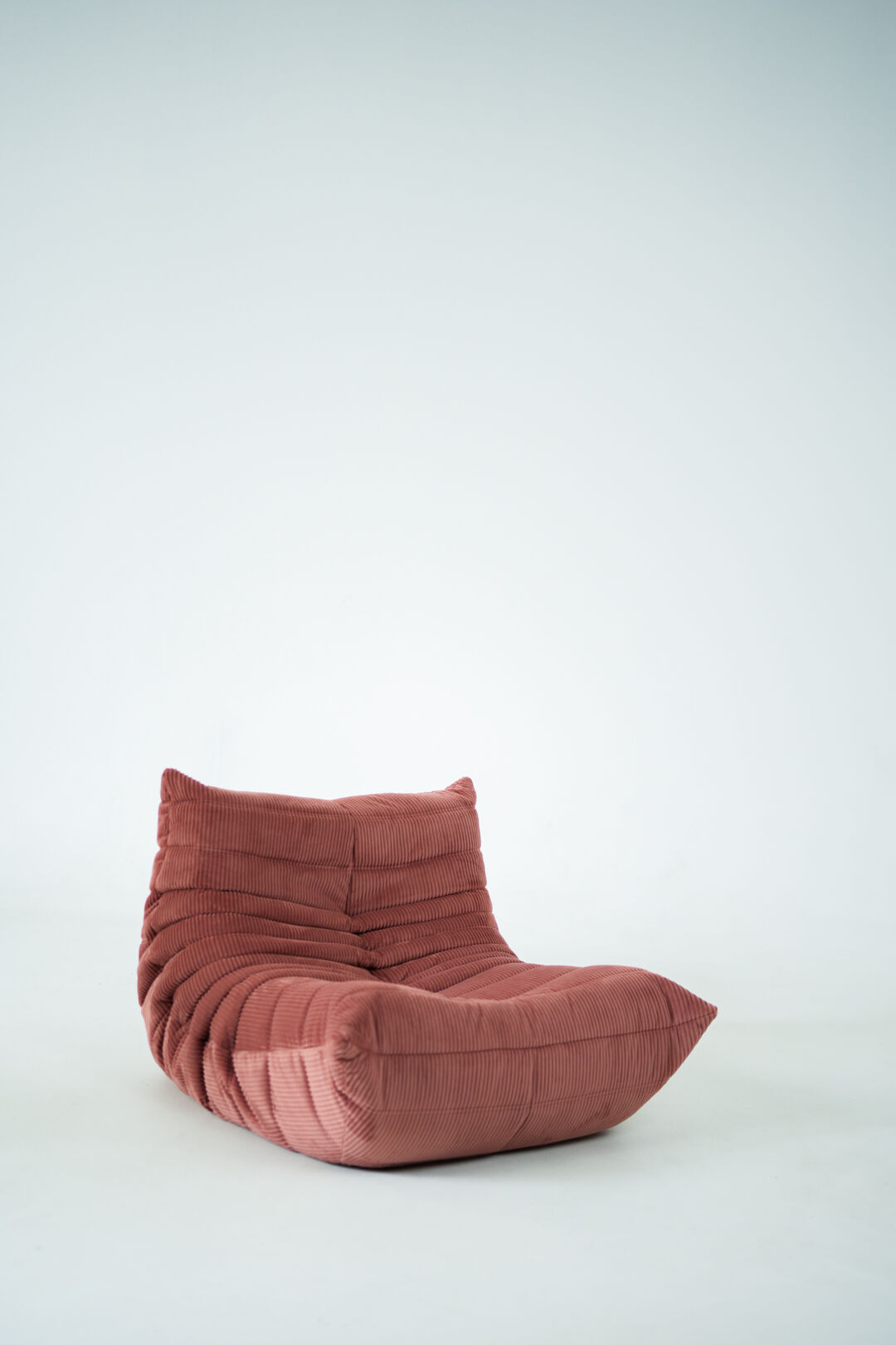 Ensemble de chaise et pouf Togo en velours côtelé framboise