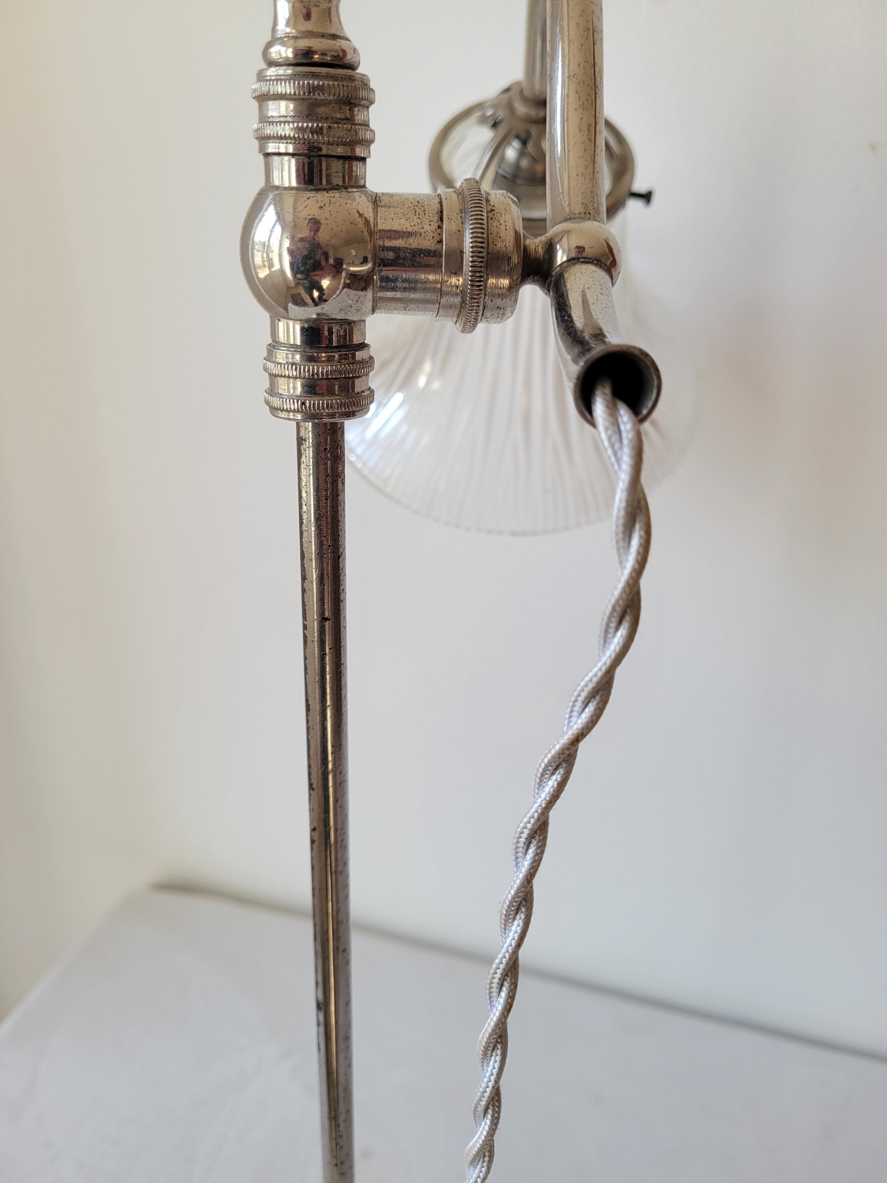 Lampe de bureau à bras orientable Holphane