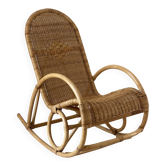 Fauteuil rocking-chair en rotin naturel.