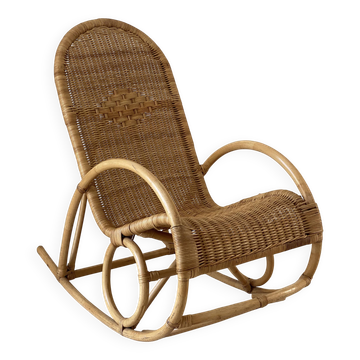 Fauteuil rocking-chair en rotin naturel.