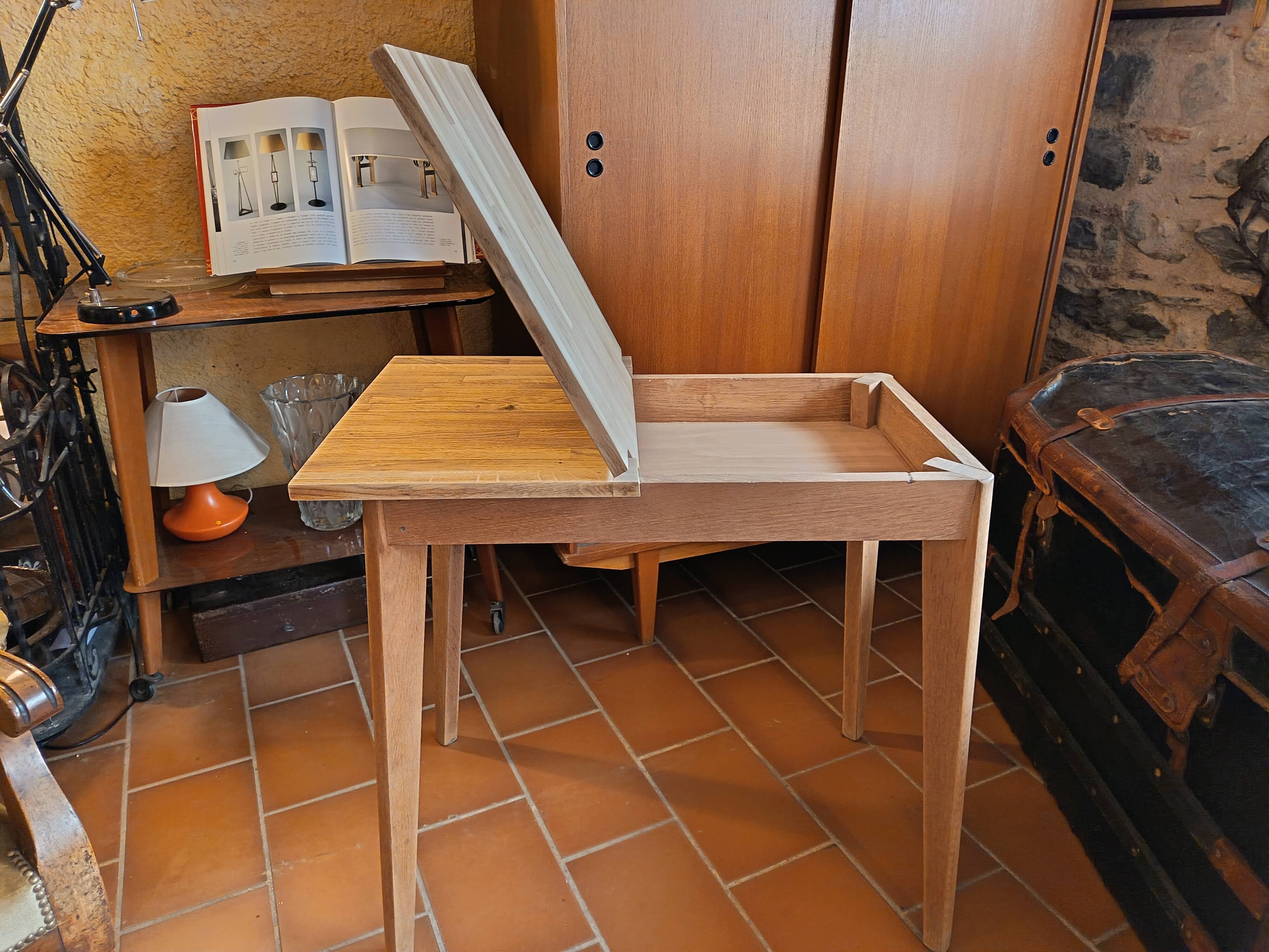 Scandinavian table with a system