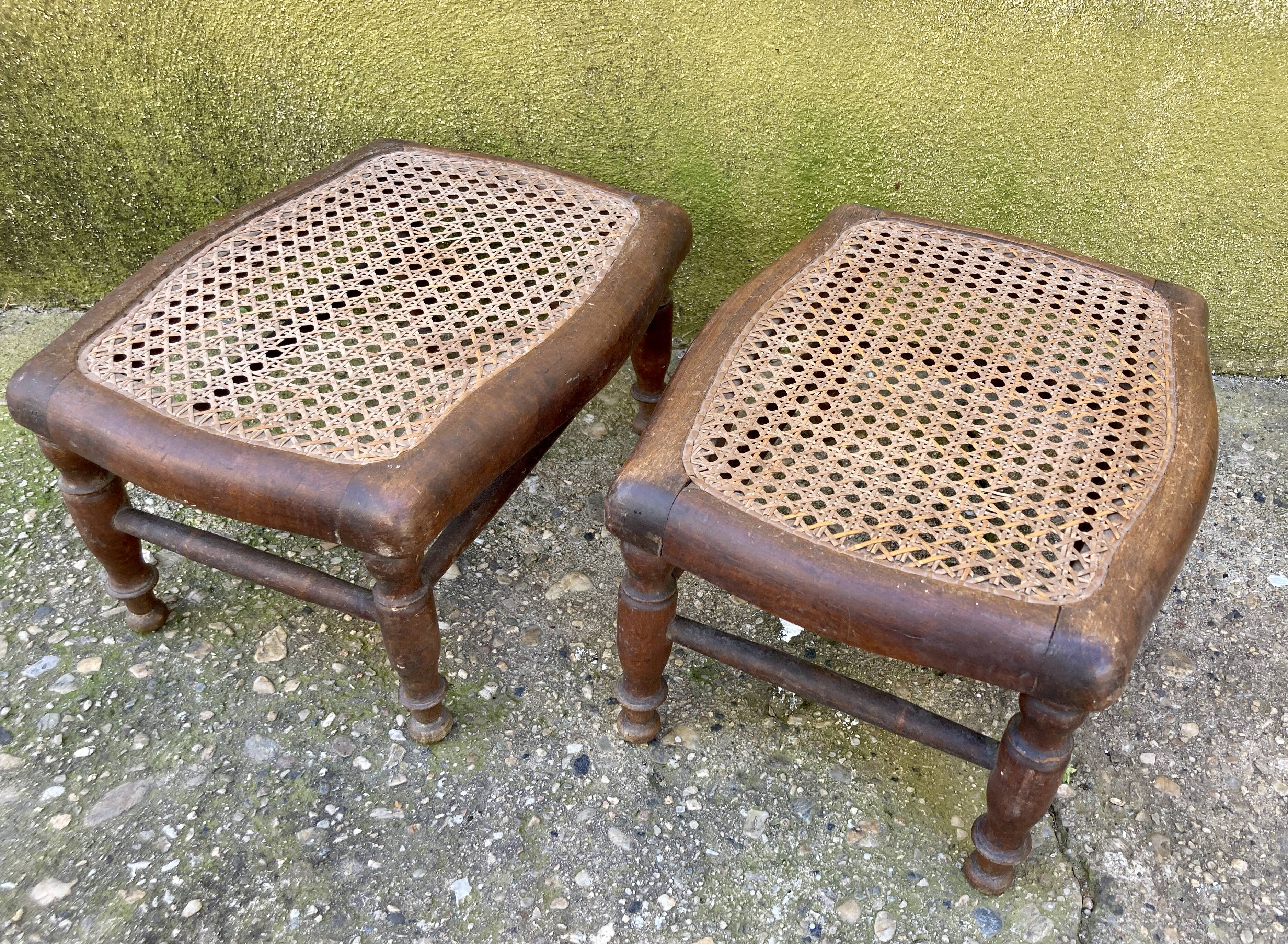 Paire de repose pieds anciens ou tabourets pour enfants