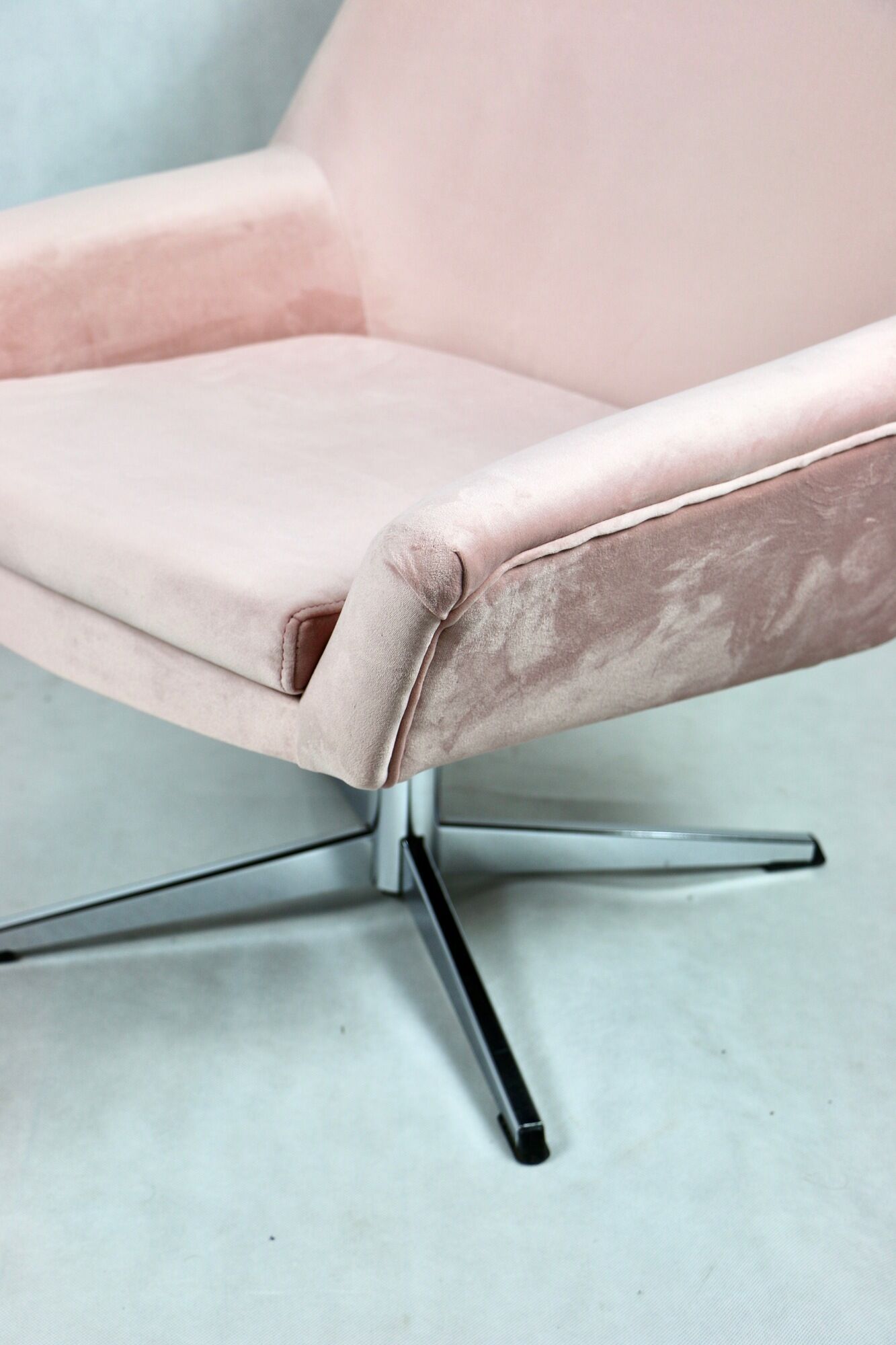 Pink swivel armchair, 1980s