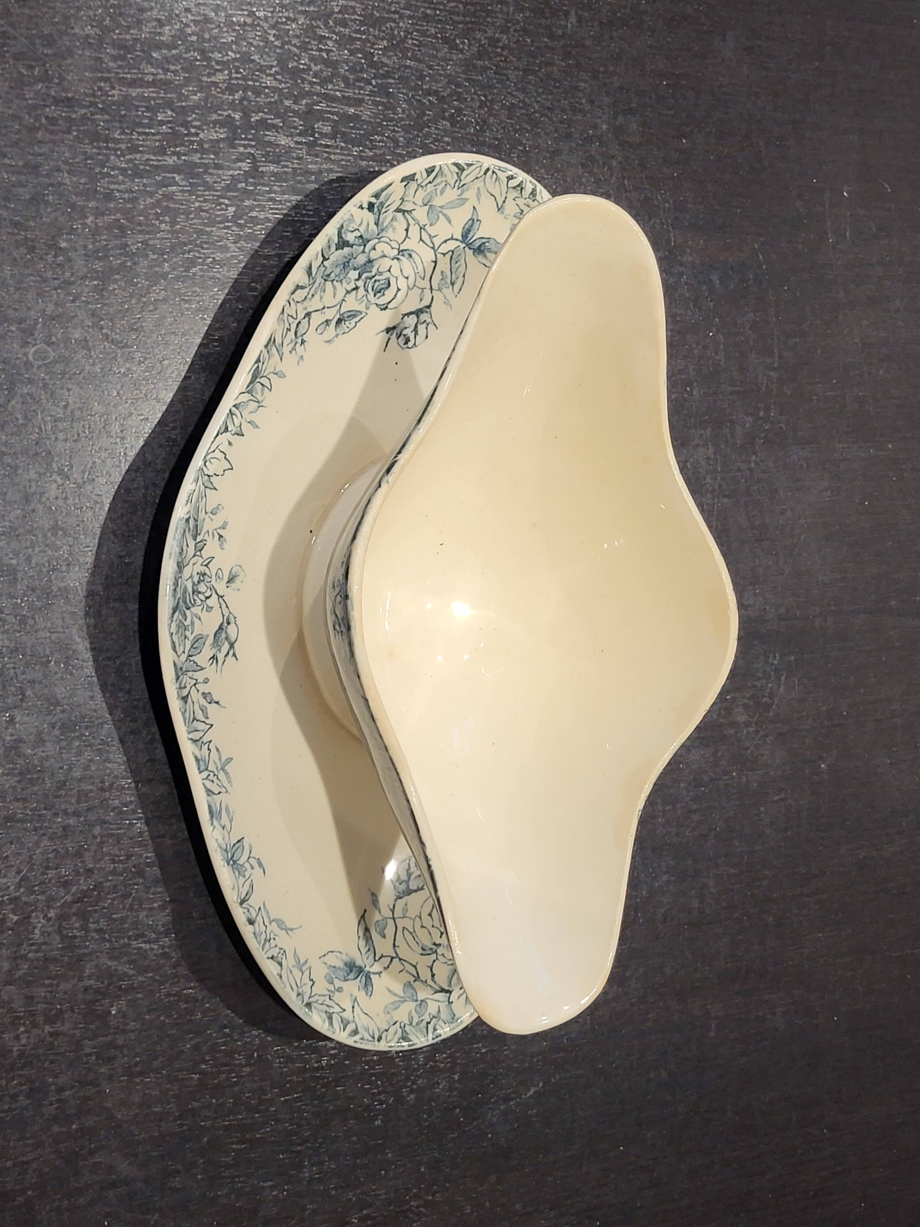 Porcelain sauceboat from Gien, Floréal blue model.