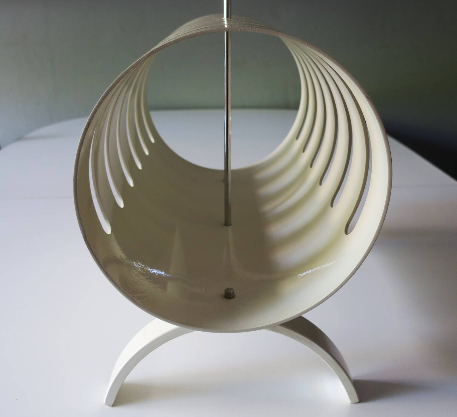 Opal Möbel white lacquered plywood magazine rack, 1960s