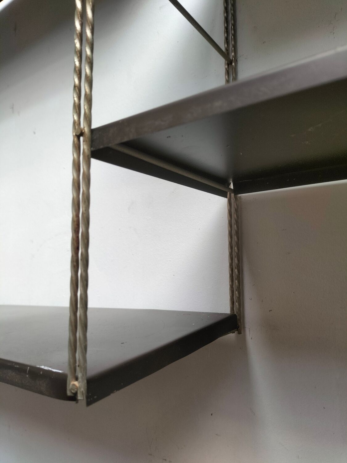 Metal string shelf