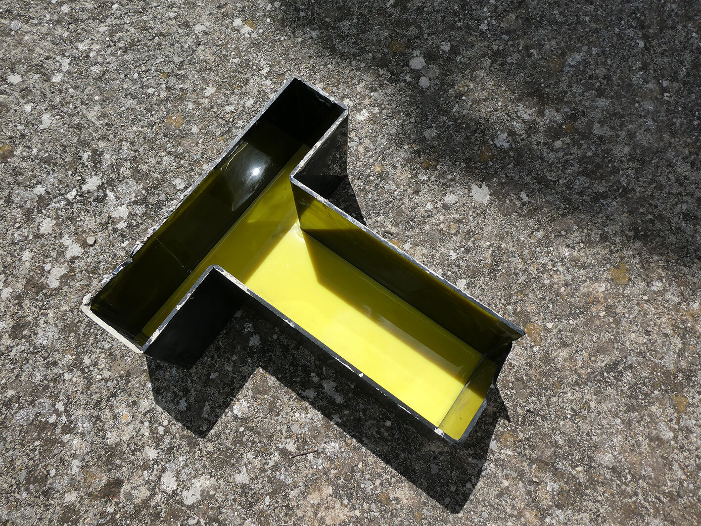 Lettre T d'enseigne industrielle jaune et noire