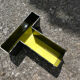 Lettre T d'enseigne industrielle jaune et noire