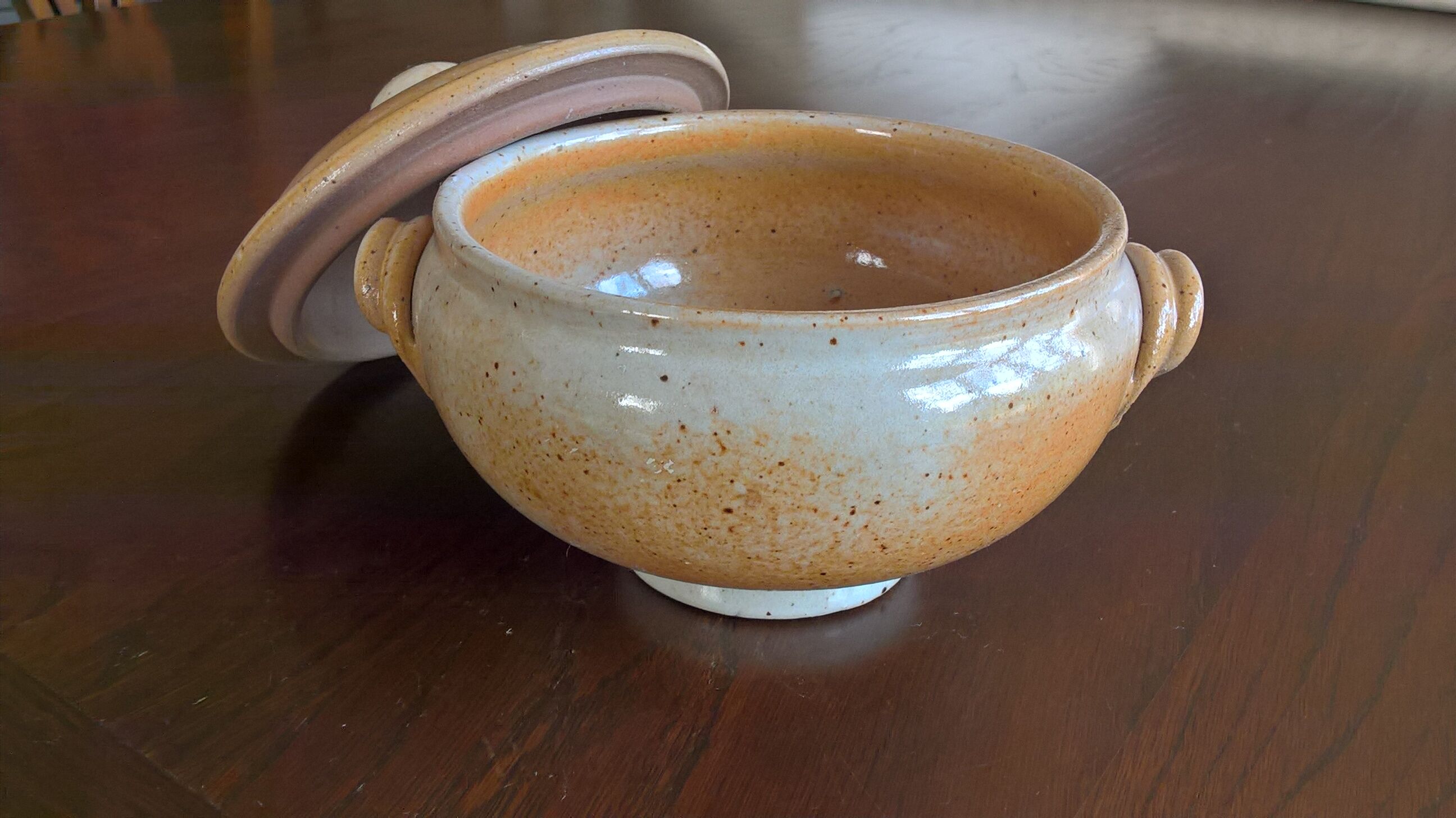 Covered bowl in Marais sandstone