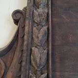Une paire de frontons de porte très anciens