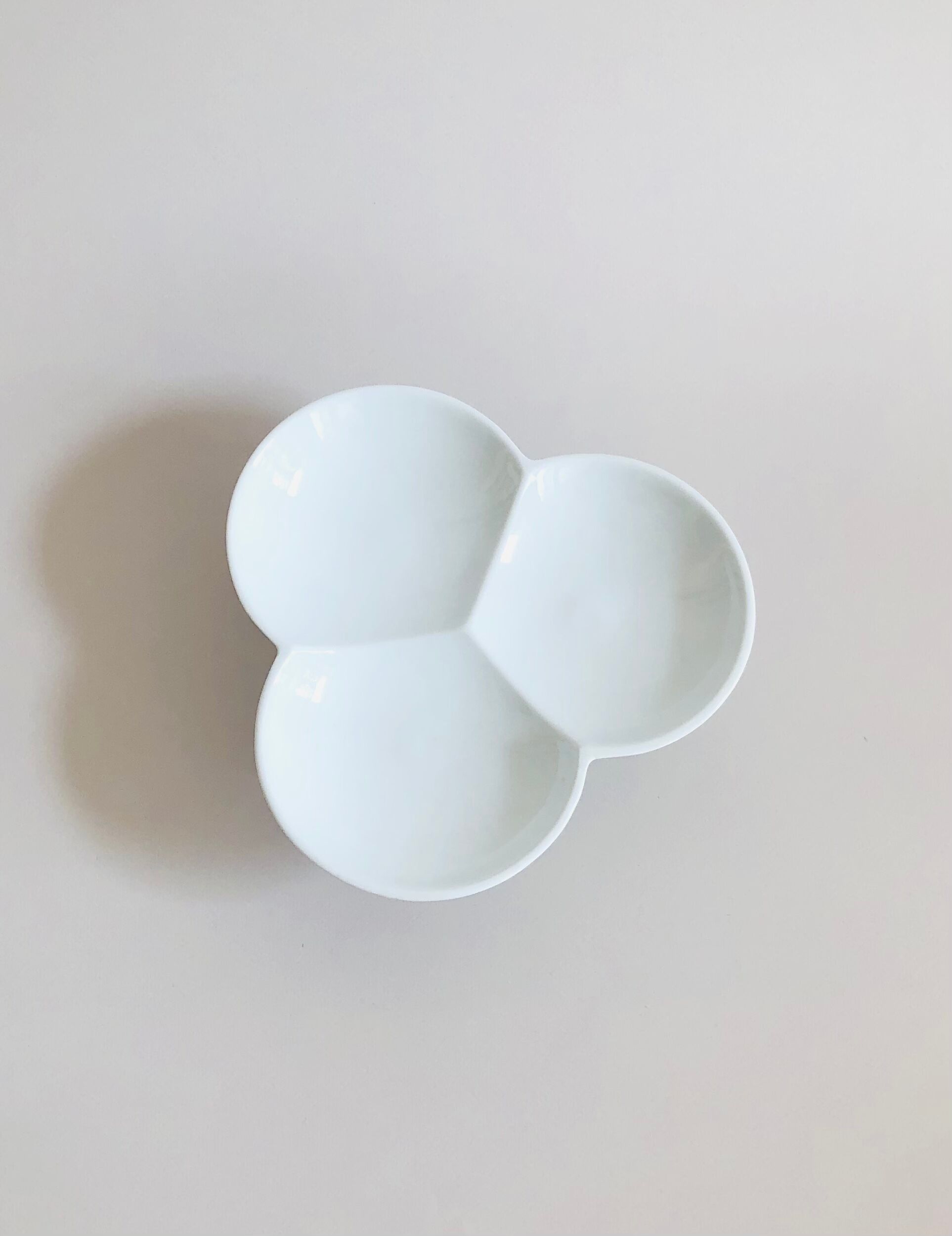 Tray on porcelain stand