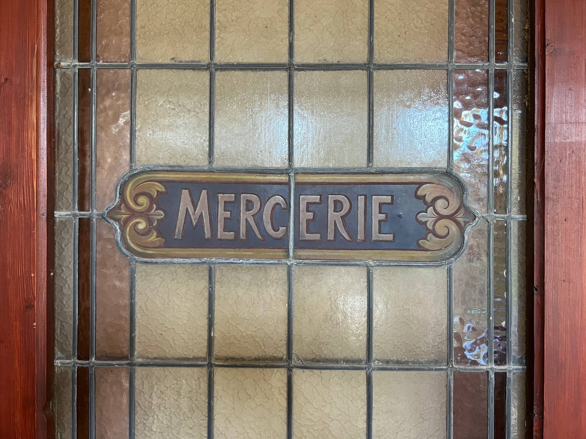 Portes de magasin fin XIXem, devanture de mercerie avec vitraux Art Nouveau