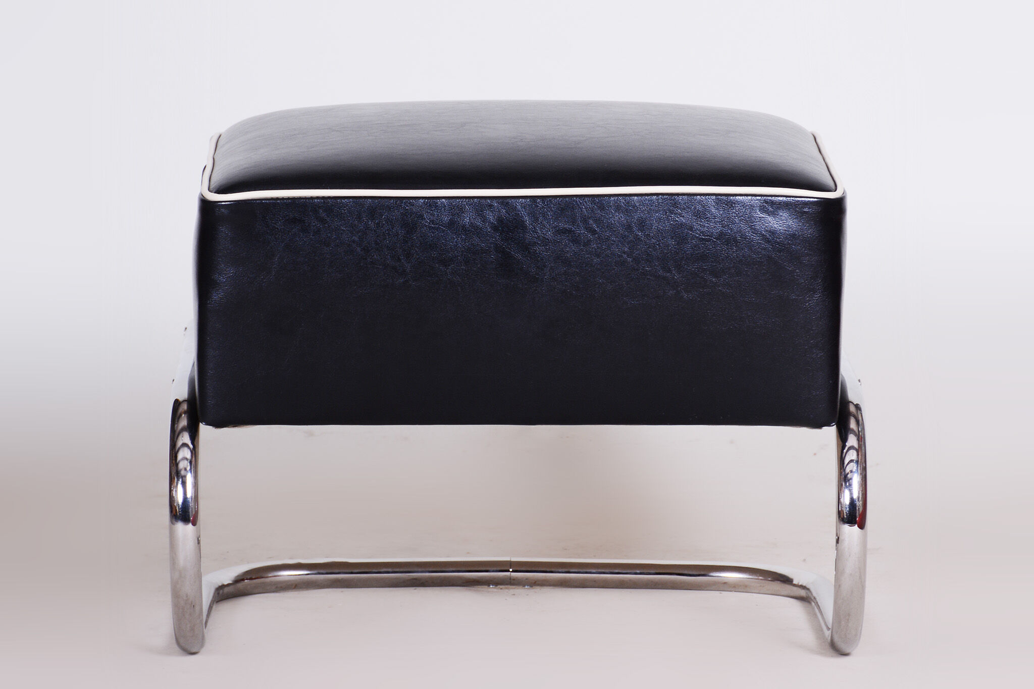 Tabouret de pied en cuir noir tchéquie des années 1930, fabriqué par slezák