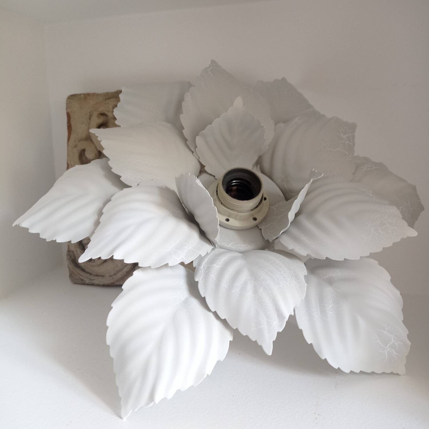 Leaf-shaped metal wall light