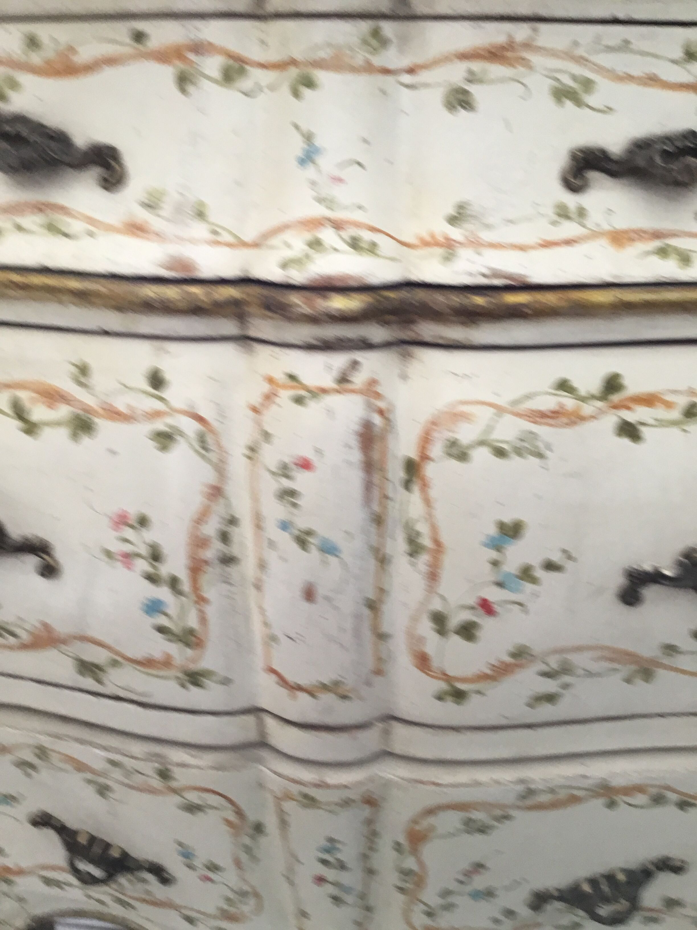 Venetian chest of drawers