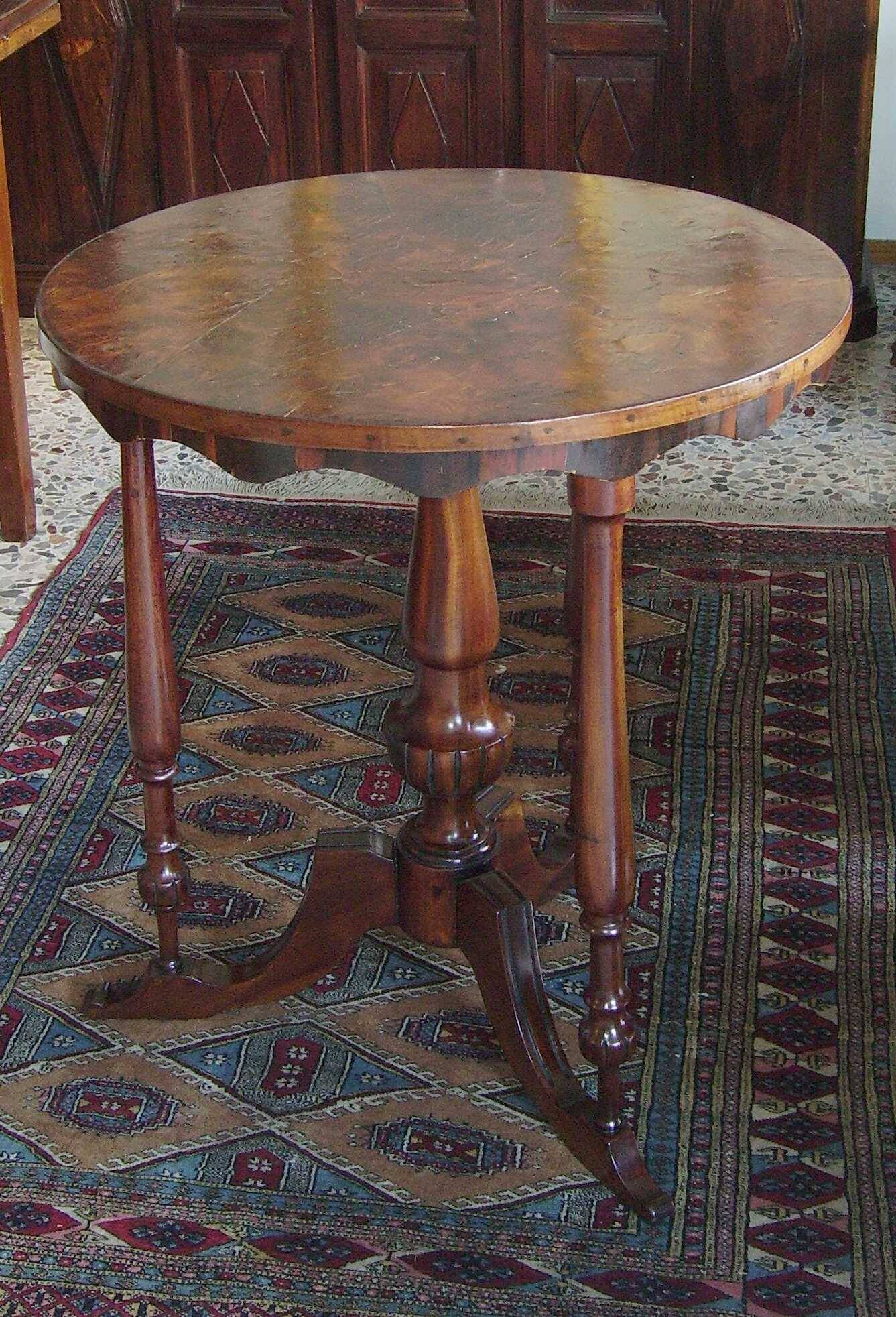 Antique English round table. Petite table ronde anglaise
