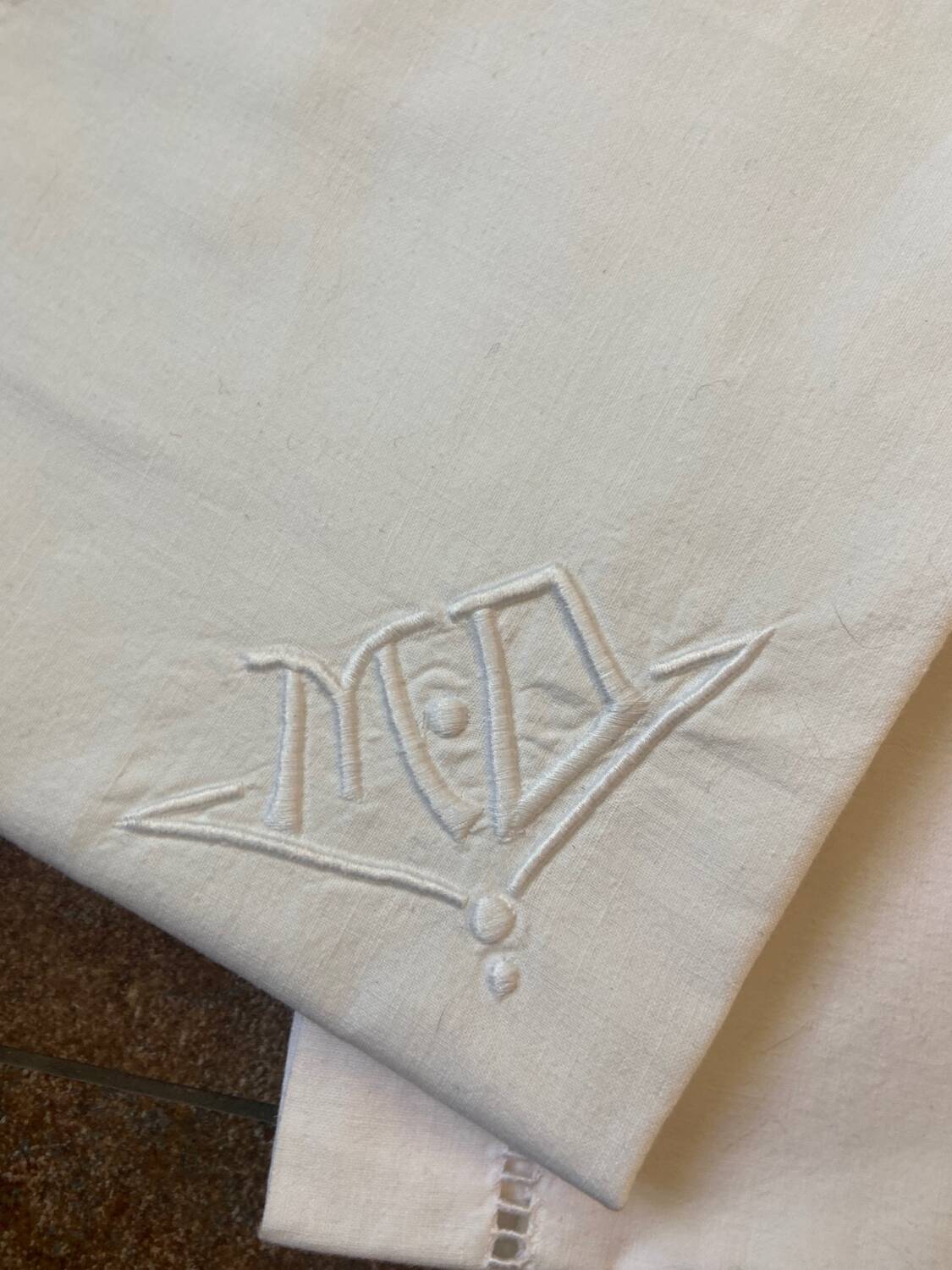 2 pillowcases embroidered “MD” monogram with Venice day
